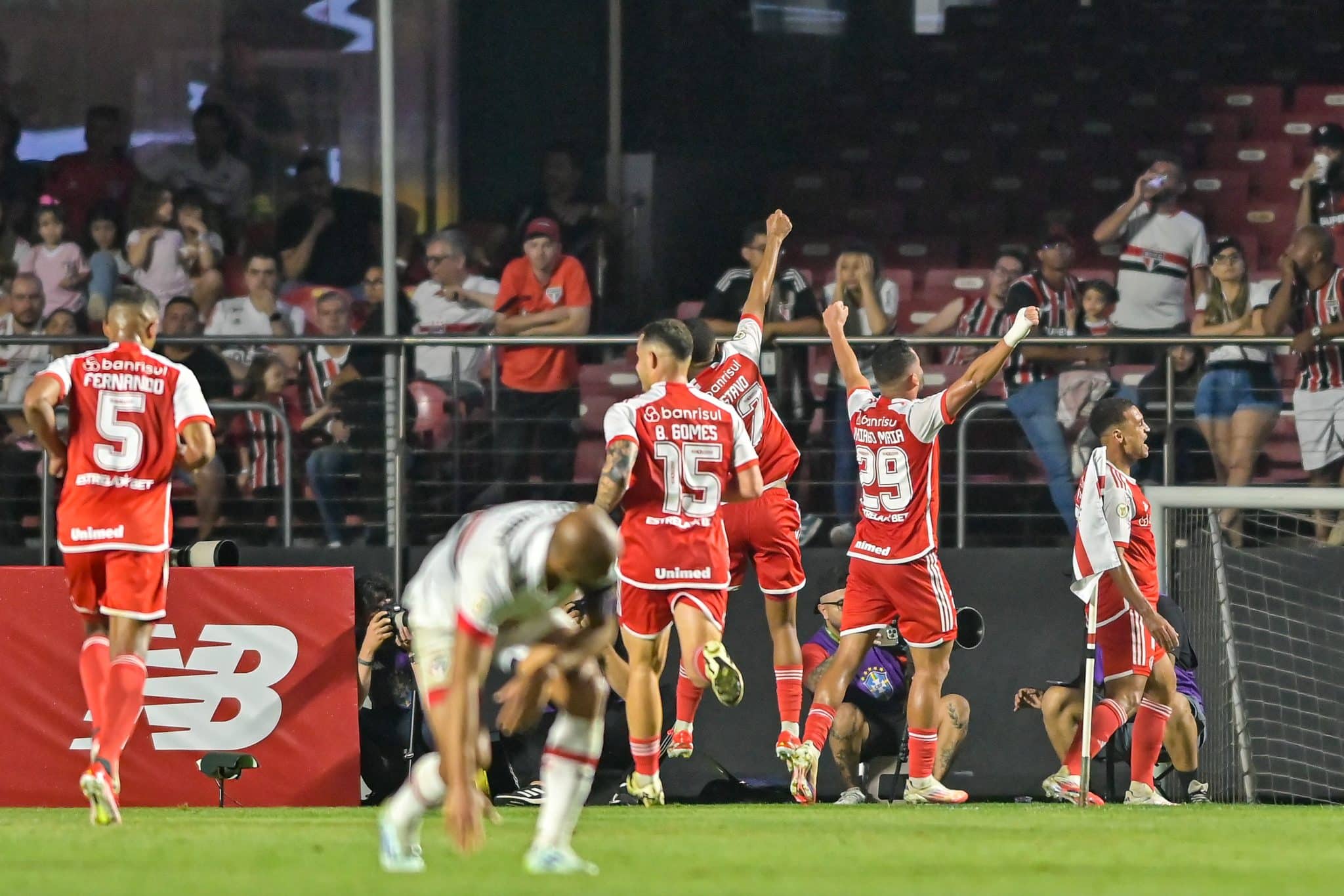 Inter desfila em avenida deixada pelo S&atilde;o Paulo e fica mais perto do G6