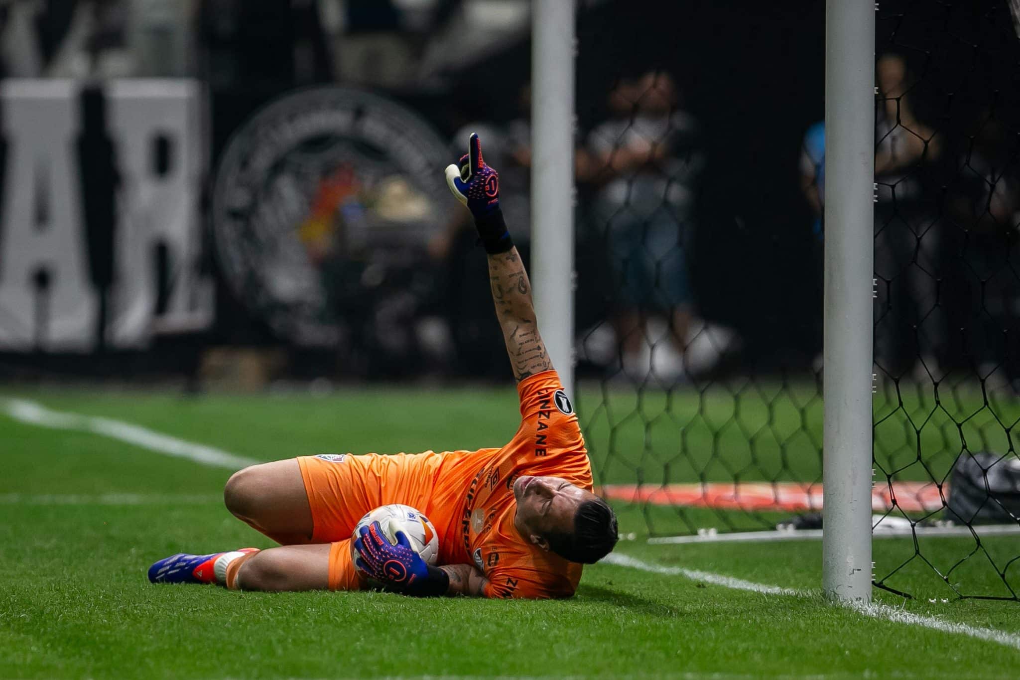 F&aacute;bio pegou p&ecirc;nalti de Hulk no come&ccedil;o do jogo, e salvou o Fluminense do pior - Foto: Iconsport