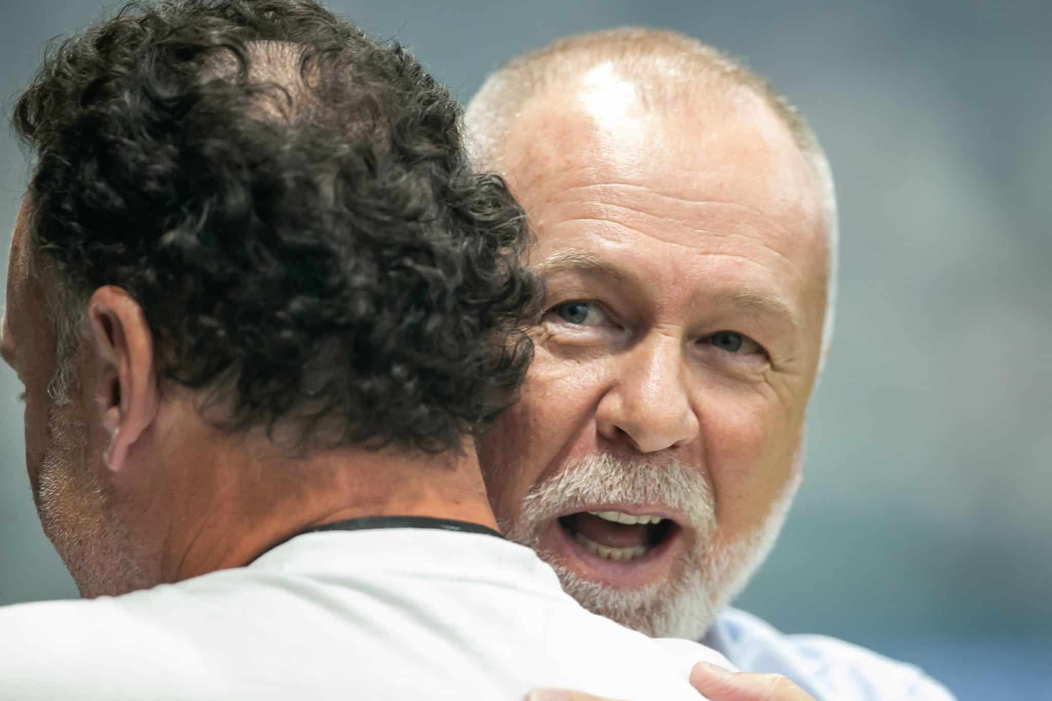 Mano Menezes abra&ccedil;a Gabriel Milito antes do jogo: argentino levou a melhor no xadrez t&eacute;tico - Foto: Icon sport