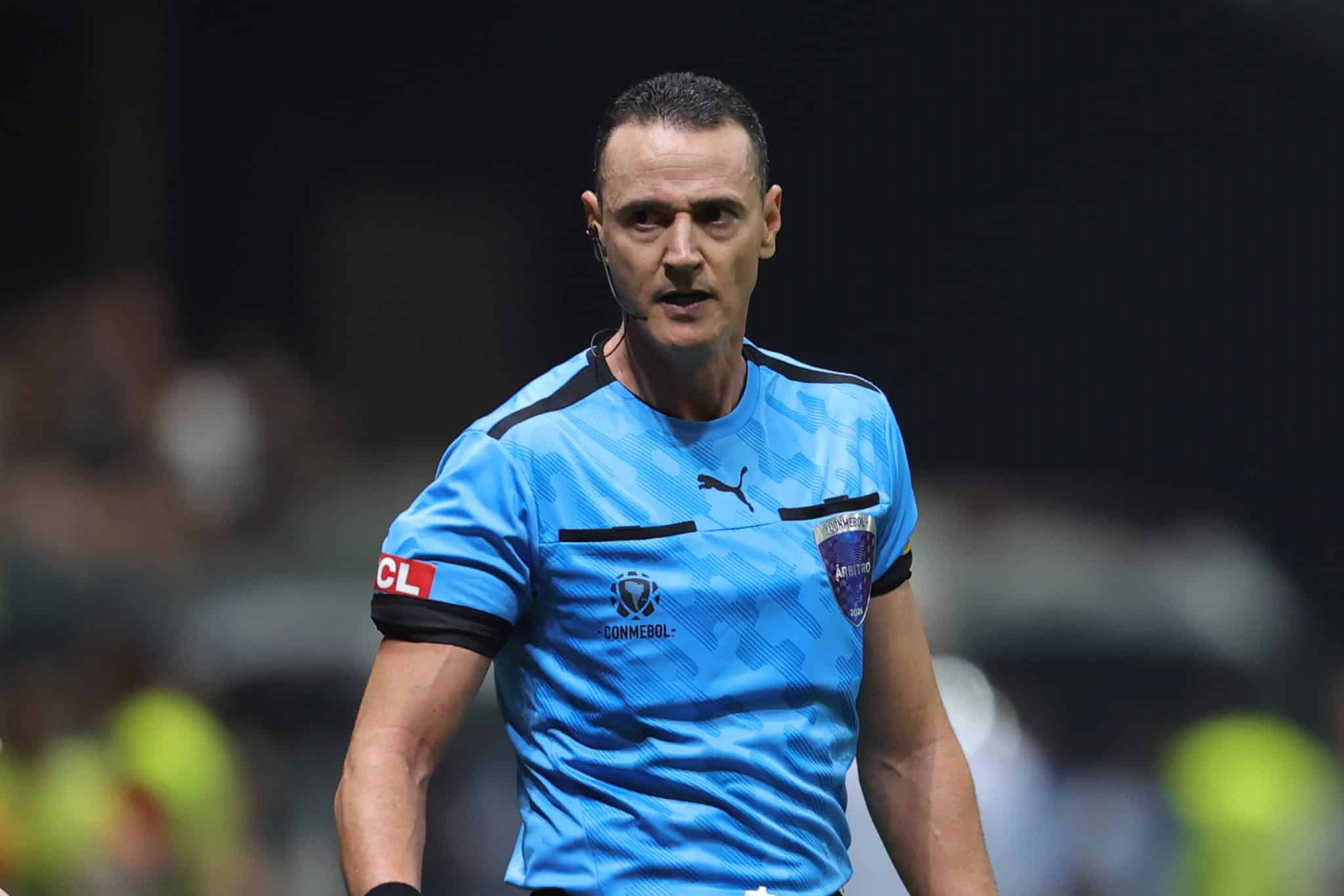 Fluminense reclamou muito da arbitragem de Wilmar Rold&aacute;n, que n&atilde;o marcou falta em Martinelli no lance que deu classifica&ccedil;&atilde;o ao Atl&eacute;tico-MG - Foto: Icon sport