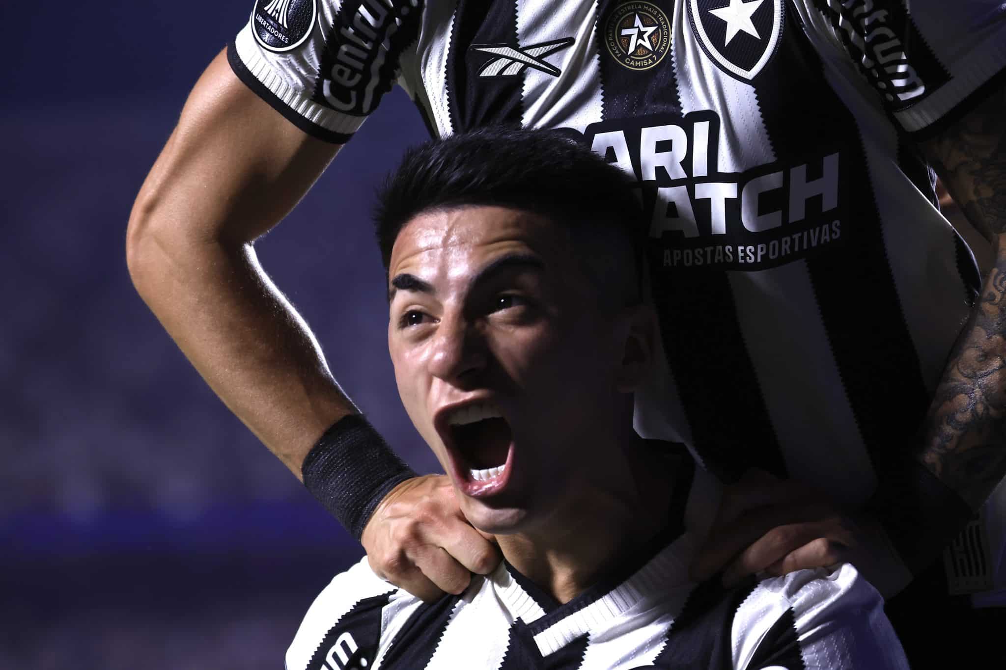 Mais uma vez, Botafogo supera drama e os pr&oacute;prios erros para avan&ccedil;ar na Libertadores