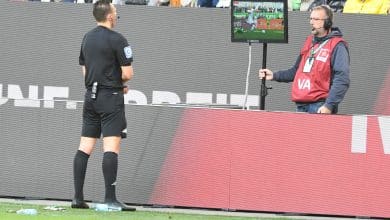 Ap&oacute;s erro grotesco, &aacute;rbitro se desculpa e pede mudan&ccedil;a no VAR da Bundesliga