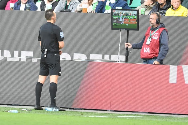 Após erro grotesco, árbitro se desculpa e pede mudança no VAR da Bundesliga