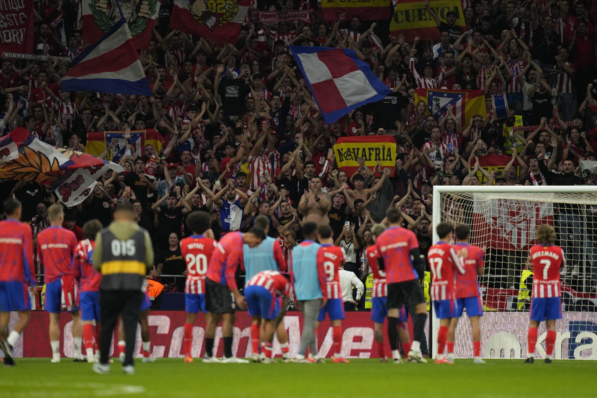 Jogadores do Atl&eacute;tico de Madrid comemoram com torcedores ap&oacute;s empate no minuto final do cl&aacute;ssico. Foto: Icon Sport