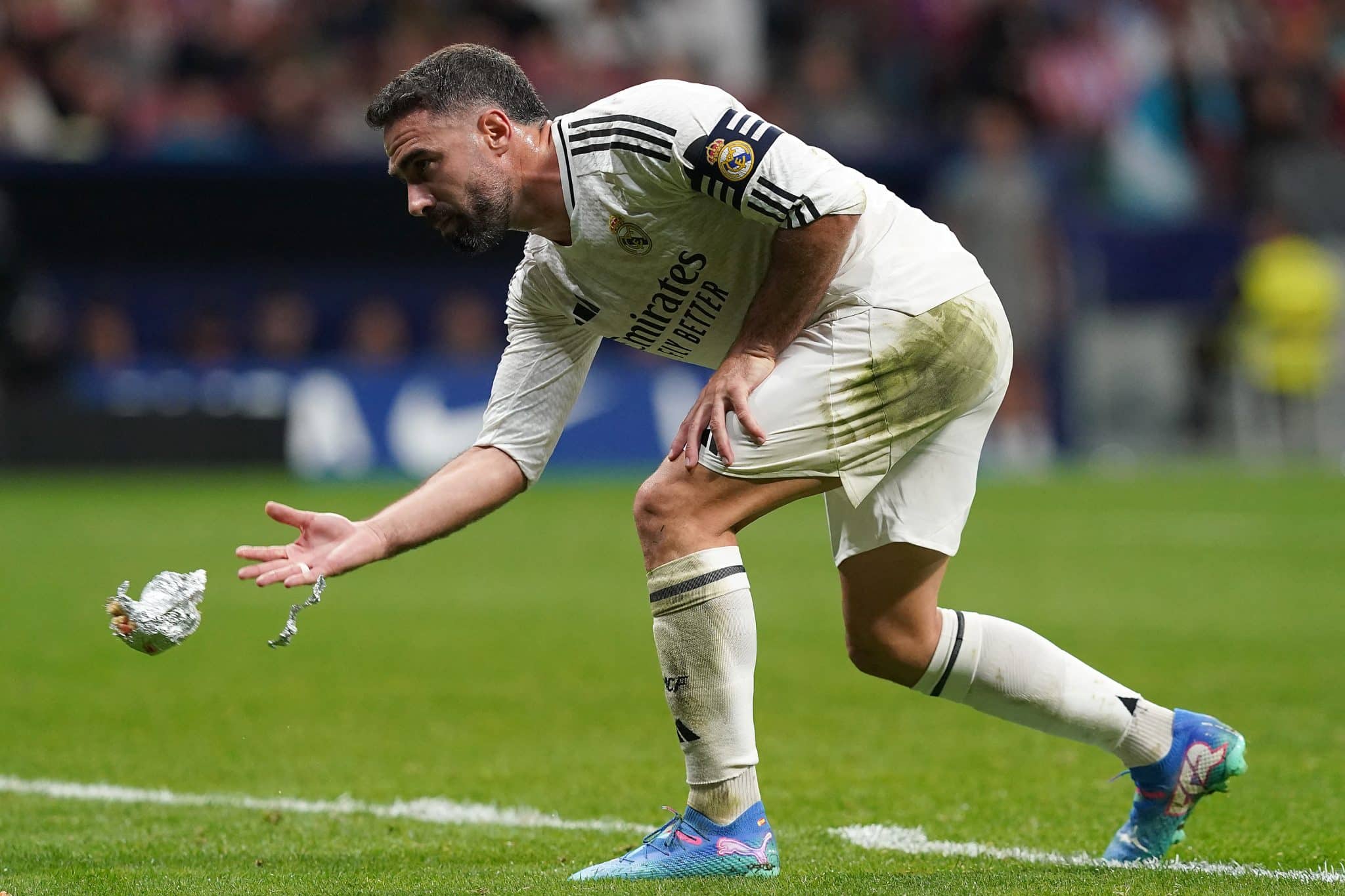 Davi Carvajal retira objeto arremessado no gramado do Civitas Metropolitano. Foto: Icon Sport