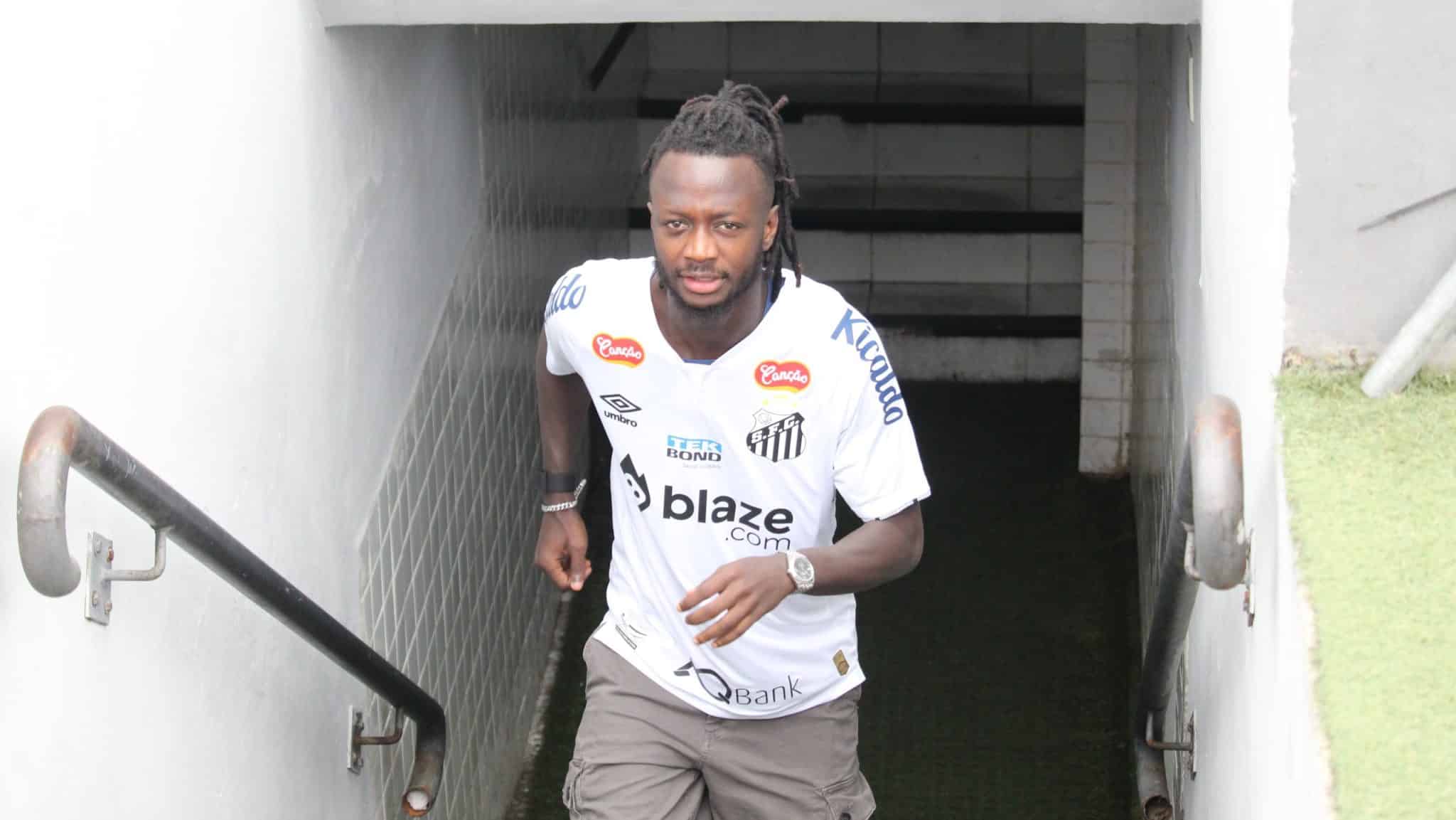 Yusupha Njie pisando na Vila Belmiro