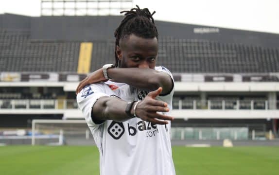 Carism&aacute;tico, Yusupha Njie chega ao Santos e revela orgulho para o povo de G&acirc;mbia