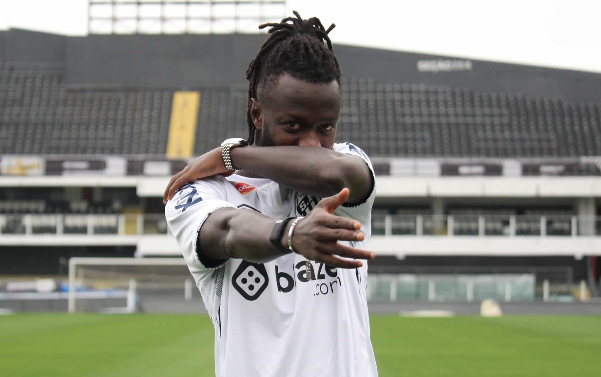 Carism&aacute;tico, Yusupha Njie chega ao Santos e revela orgulho para o povo de G&acirc;mbia