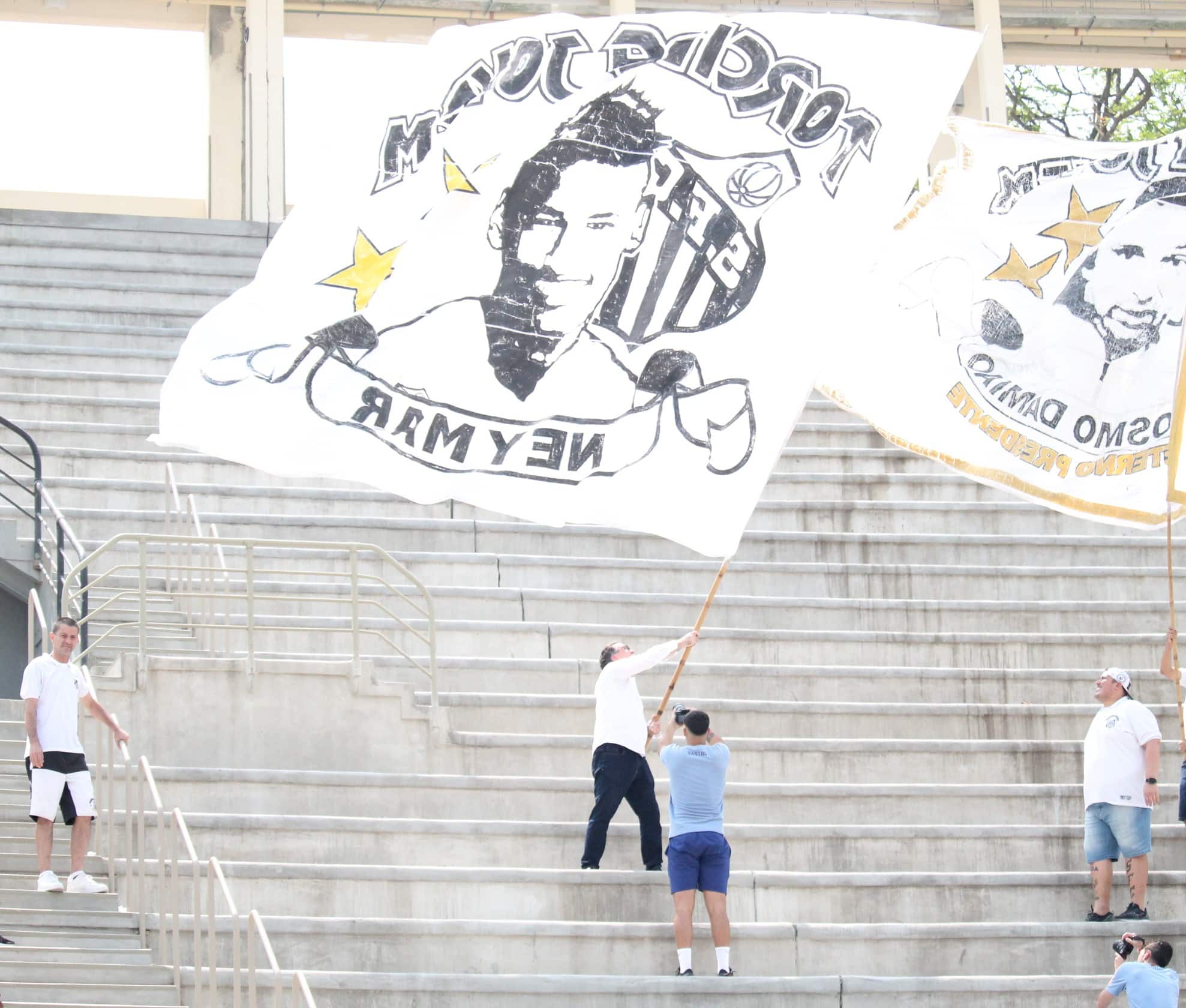 Marcelo Teixeira tremulando a bandeira de Neymar