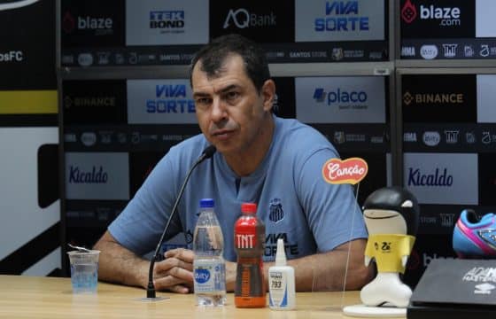 Vaiado por torcida do Santos, Carille se defende: &lsquo;Considero um trabalho bom&rsquo;