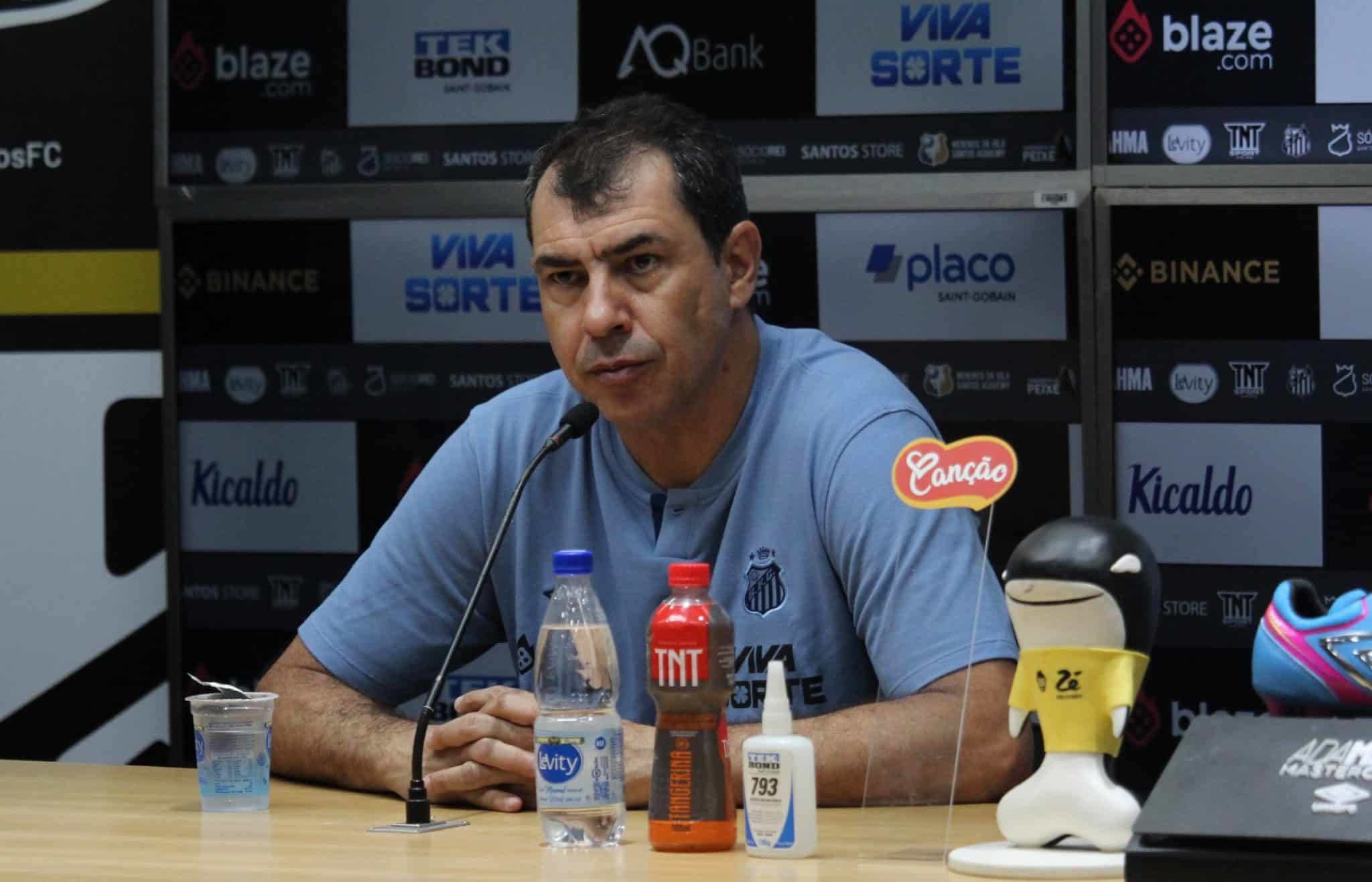 Vaiado por torcida do Santos, Carille se defende: &lsquo;Considero um trabalho bom&rsquo;