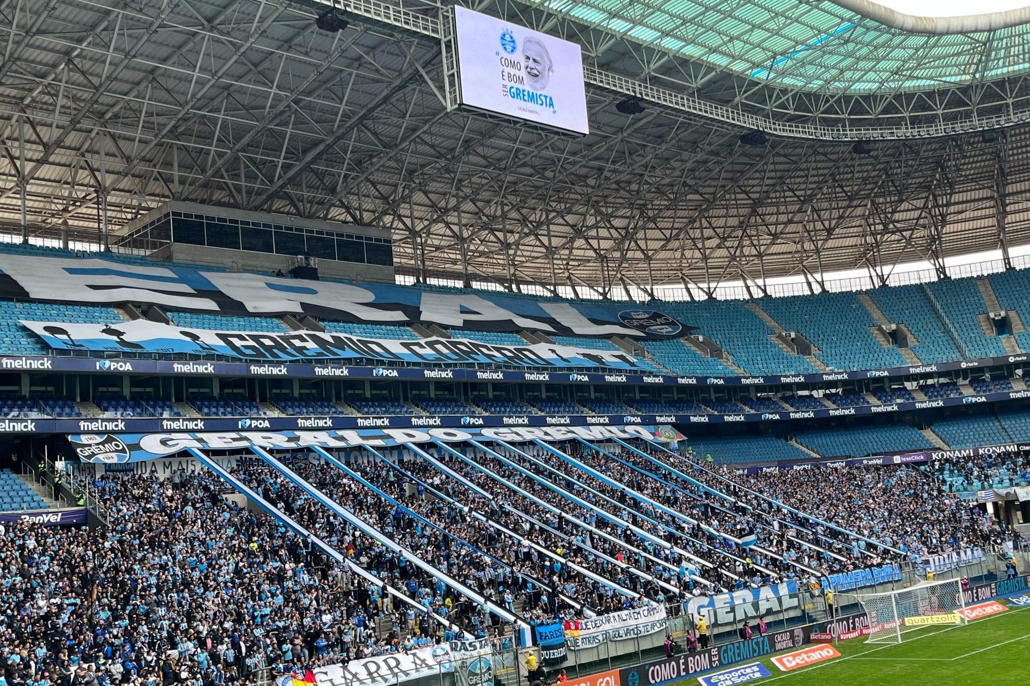 Minuto que antecedeu ao in&iacute;cio do jogo entre Gr&ecirc;mio e Atl&eacute;tico-MG foi marcado por homenagem com aplausos a Cacalo