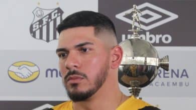 ‘Modelo’ do Santos, João Paulo fala sobre lesão, expectativa por acesso e fase de Brazão
