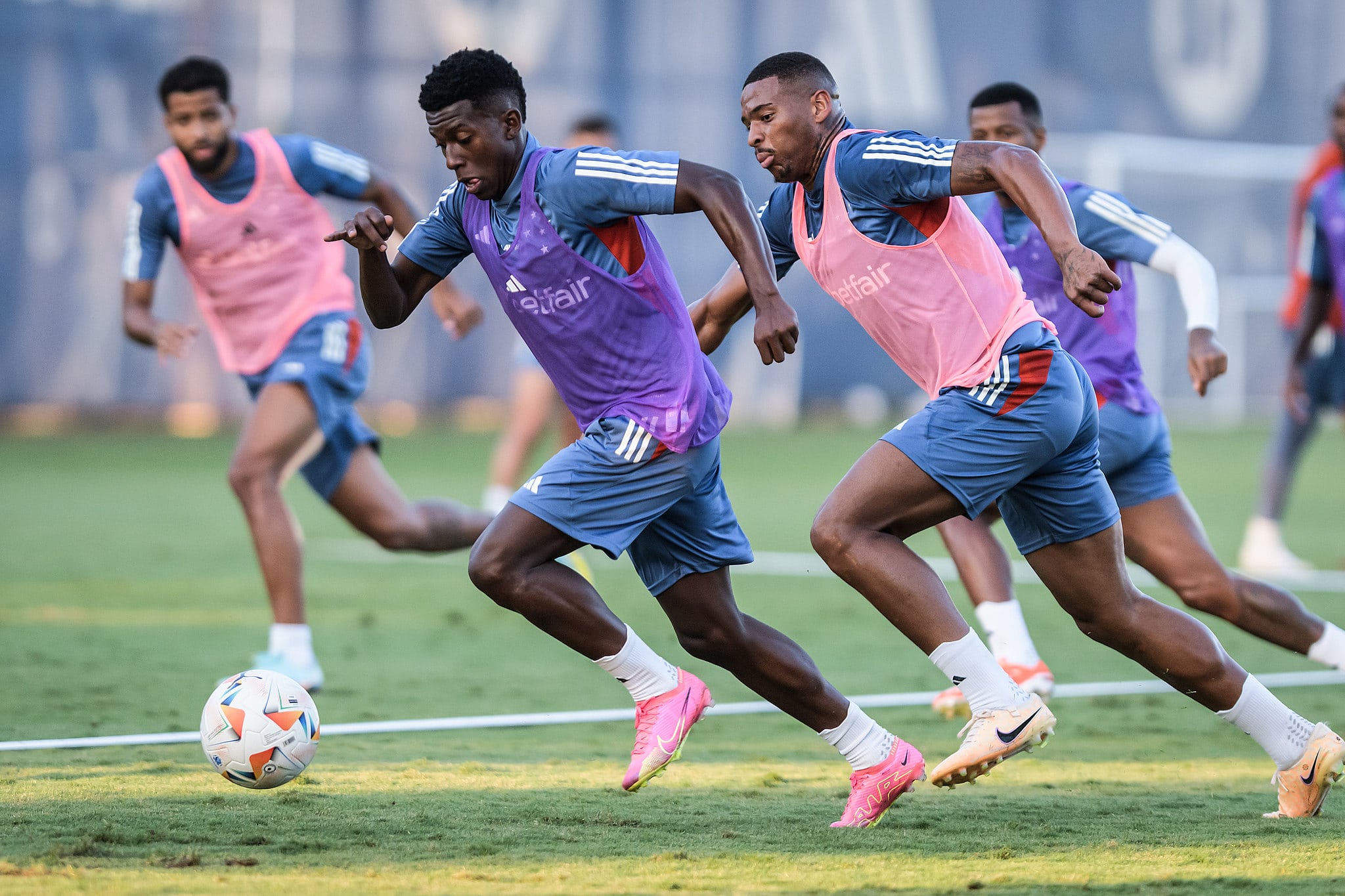Jhosefer, &uacute;nico dos promovidos que j&aacute; jogou pelo time principal do Cruzeiro, tem sido elogiado pelos treinamentos que faz