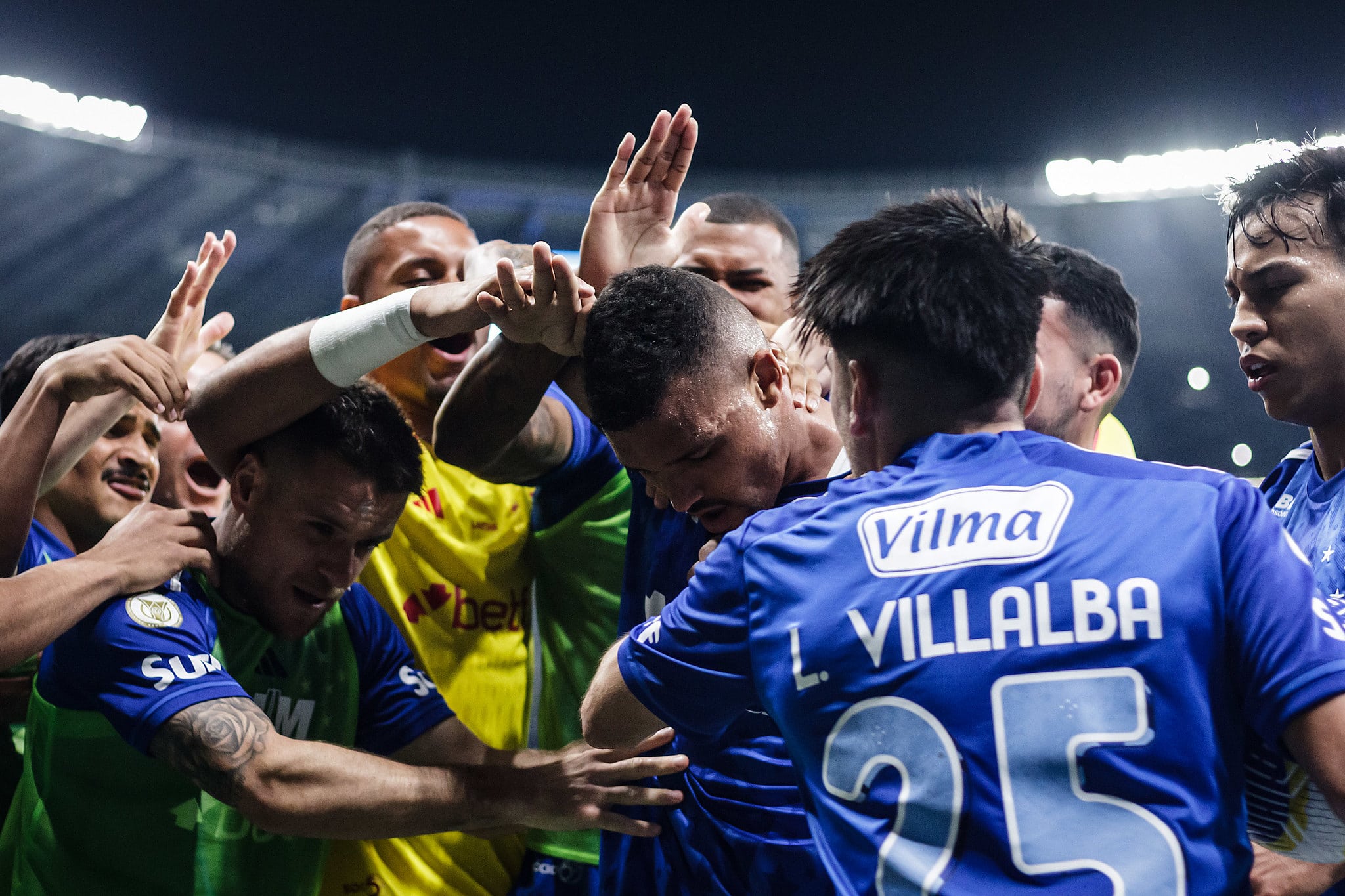 Jogadores do Cruzeiro comemoram gol marcado por Z&eacute; Ivaldo contra o Vasco