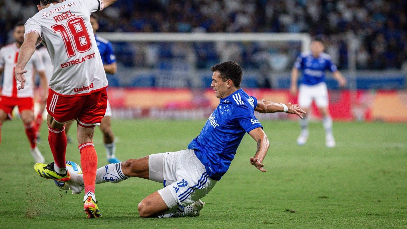 Juan Dinenno minutos antes de sofrer grave les&atilde;o durante Cruzeiro x Internacional