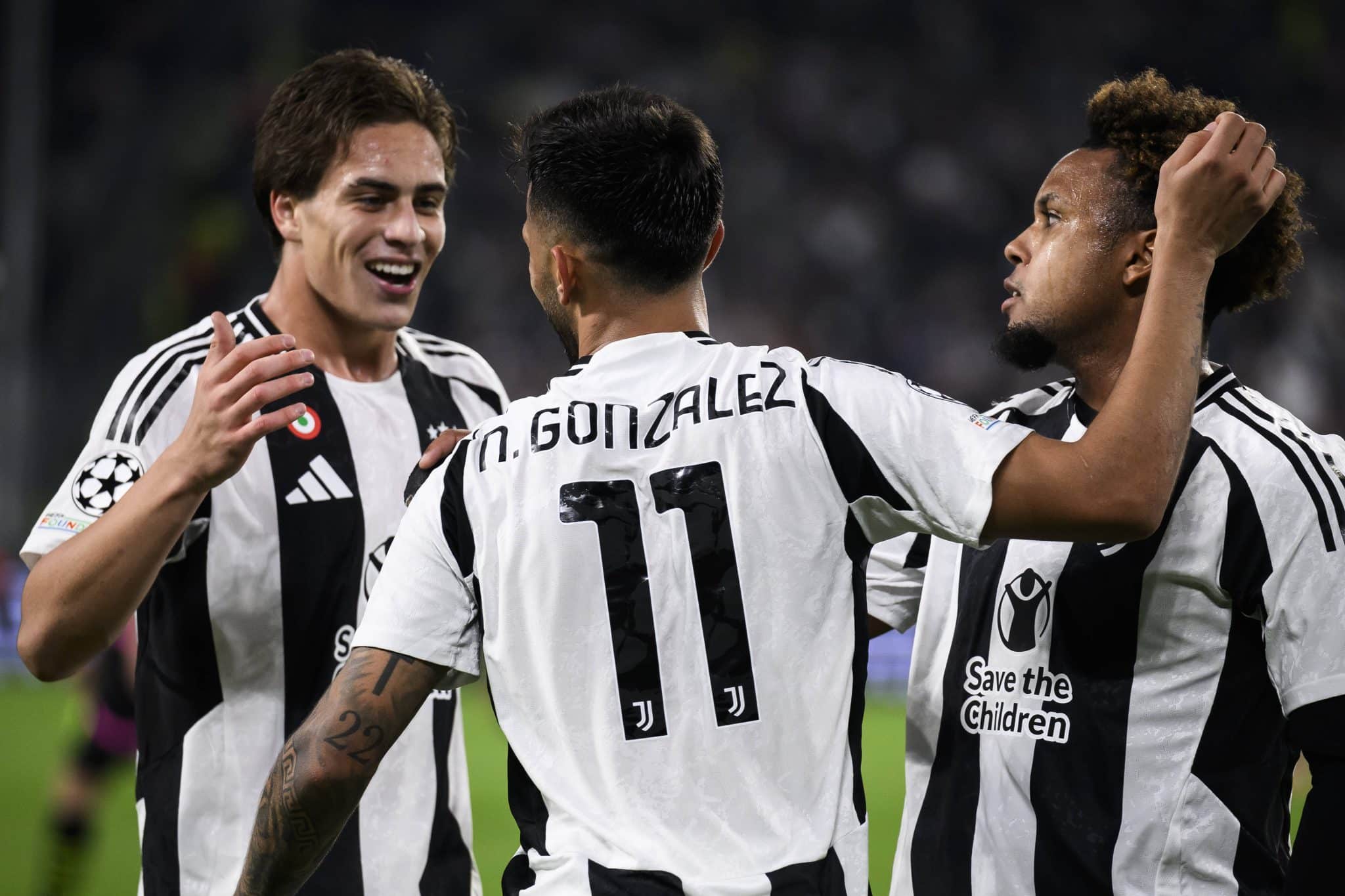 Jogadores da Juventus comemoram terceiro gol diante do PSV