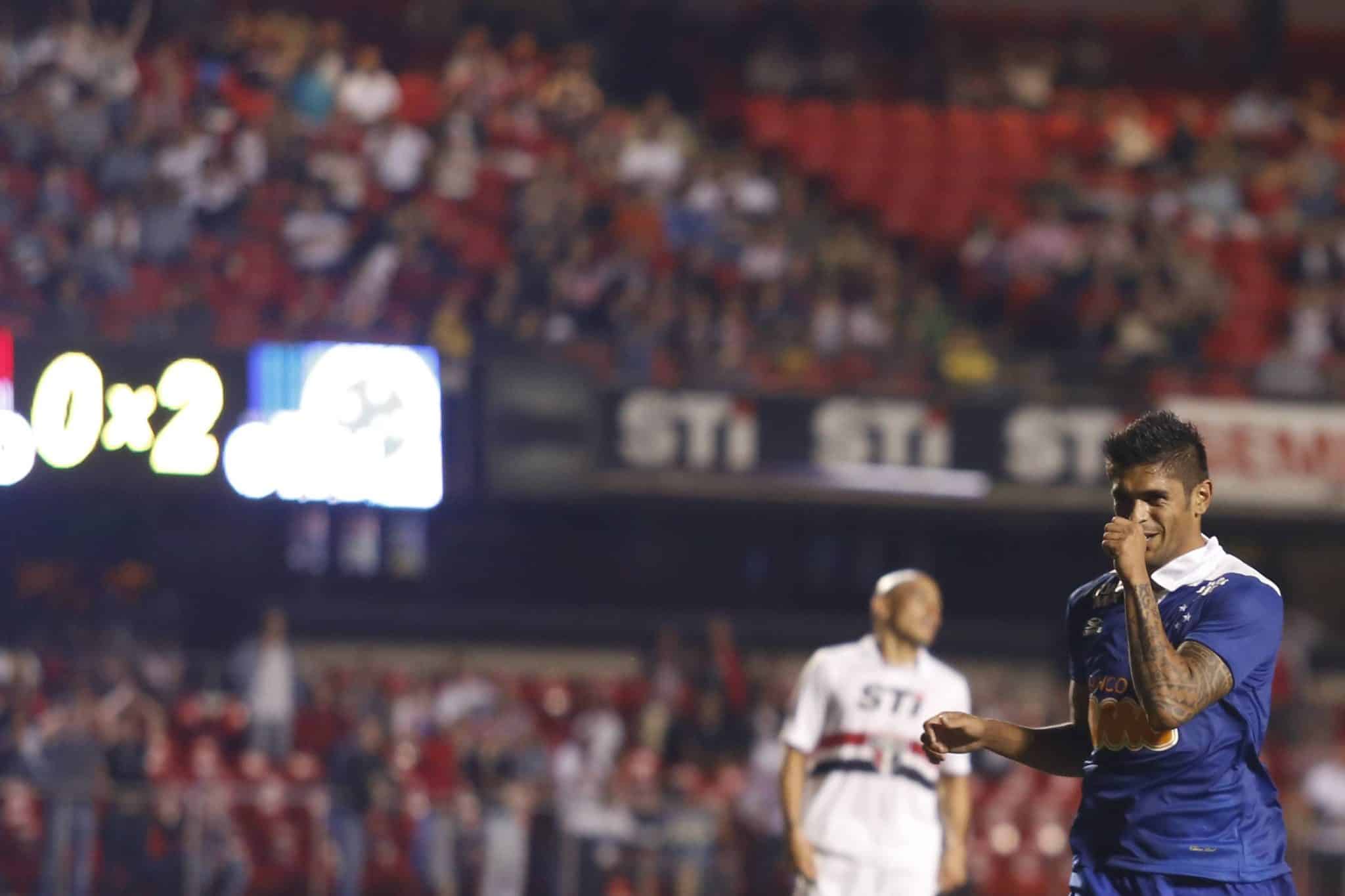 Luan celebra um de seus tr&ecirc;s gols em atropelo do Cruzeiro sobre o S&atilde;o Paulo no Brasileir&atilde;o de 2013