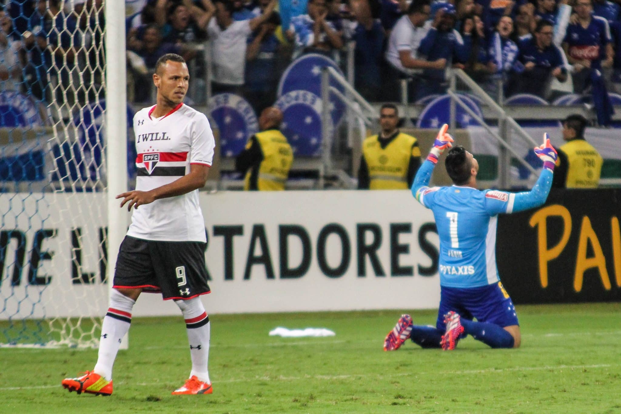 Lu&iacute;s Fabiano lamenta p&ecirc;nalti defendido por F&aacute;bio em elimina&ccedil;&atilde;o do S&atilde;o Paulo frente ao Cruzeiro na Copa Libertadores de 2015