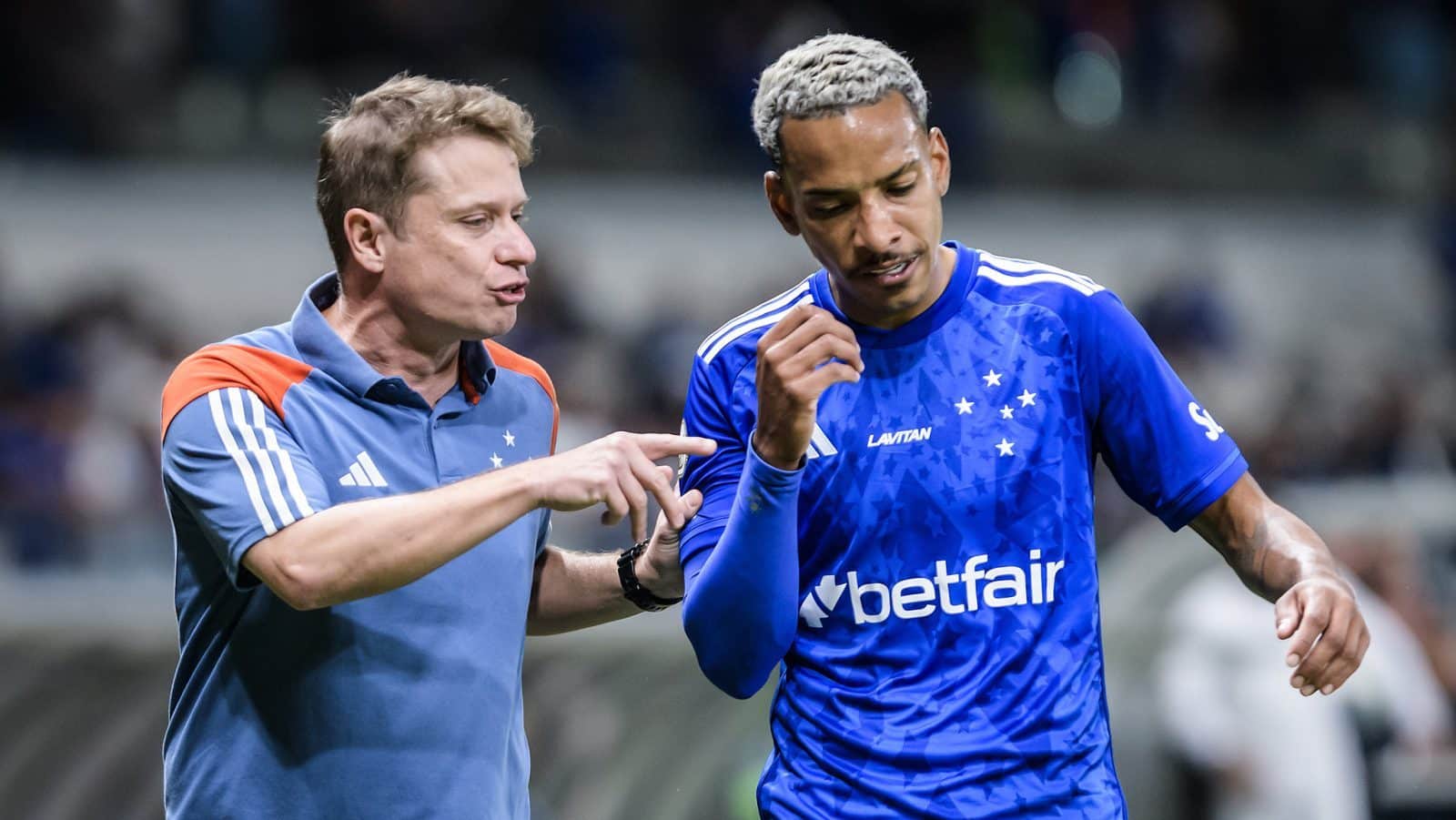 Cruzeiro: Seabra e Matheus Pereira divergem sobre xingamentos da torcida no Mineir&atilde;o