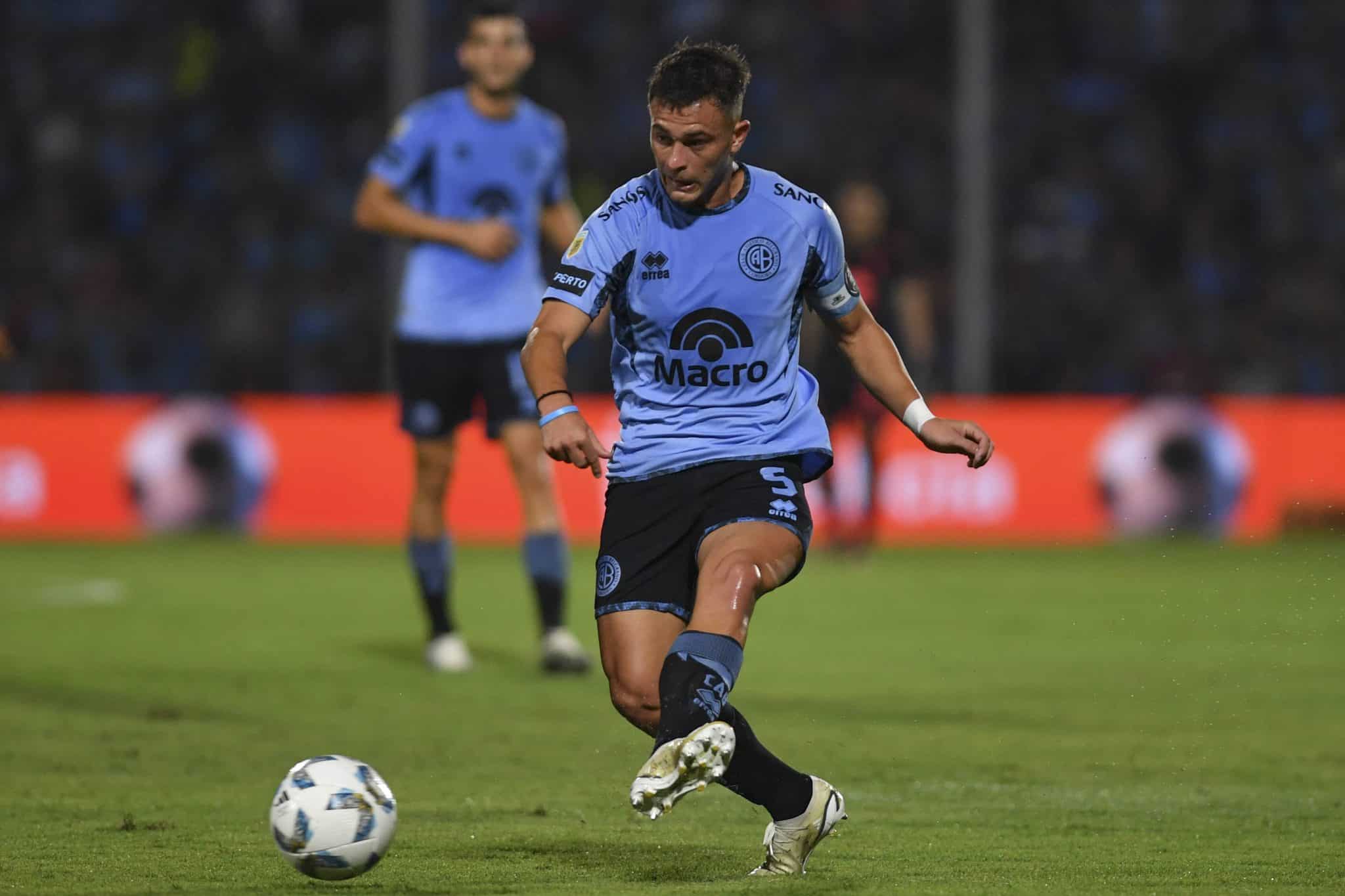 Santiago Longo treina junto a outros jogadores do S&atilde;o Paulo no CT da Barra Funda