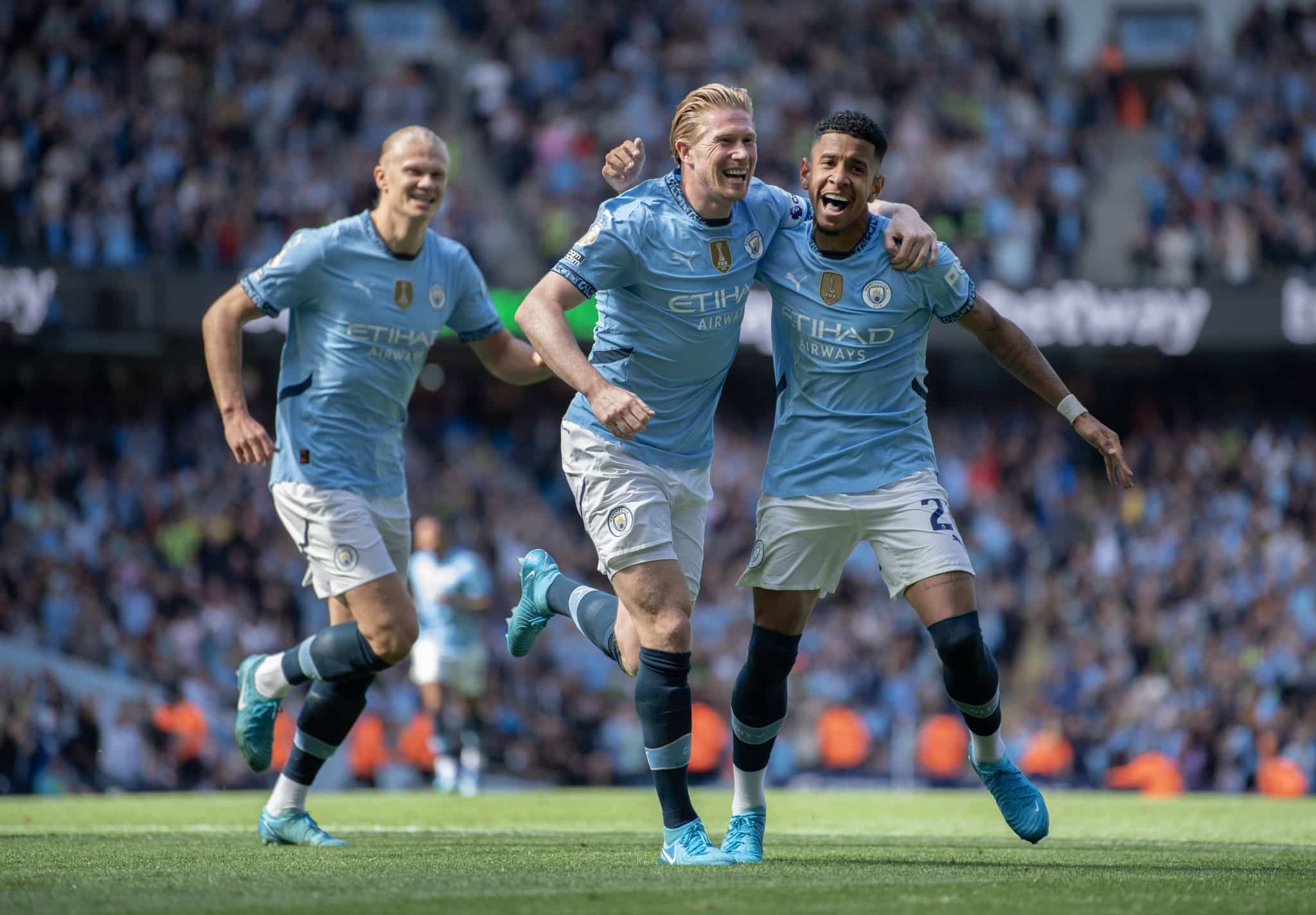 Savinho celebra gol pelo Manchester City com Kevin De Bruyne e Haaland