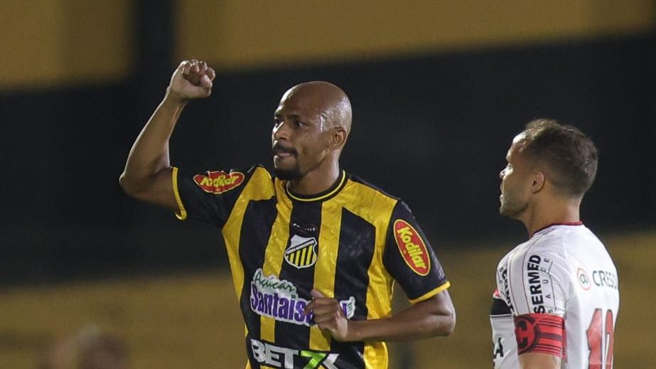 Mesmo com tr&ecirc;s expulsos, l&iacute;der da S&eacute;rie B vence e amplia distancia para o Santos