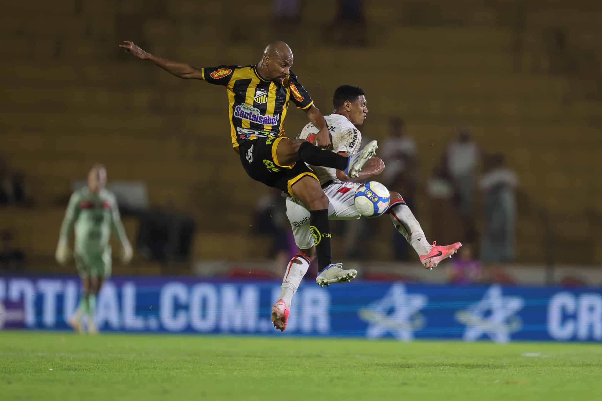 Waguininho disputa a bola durante o confronto diante do Botafogo-SP pela S&eacute;rie B