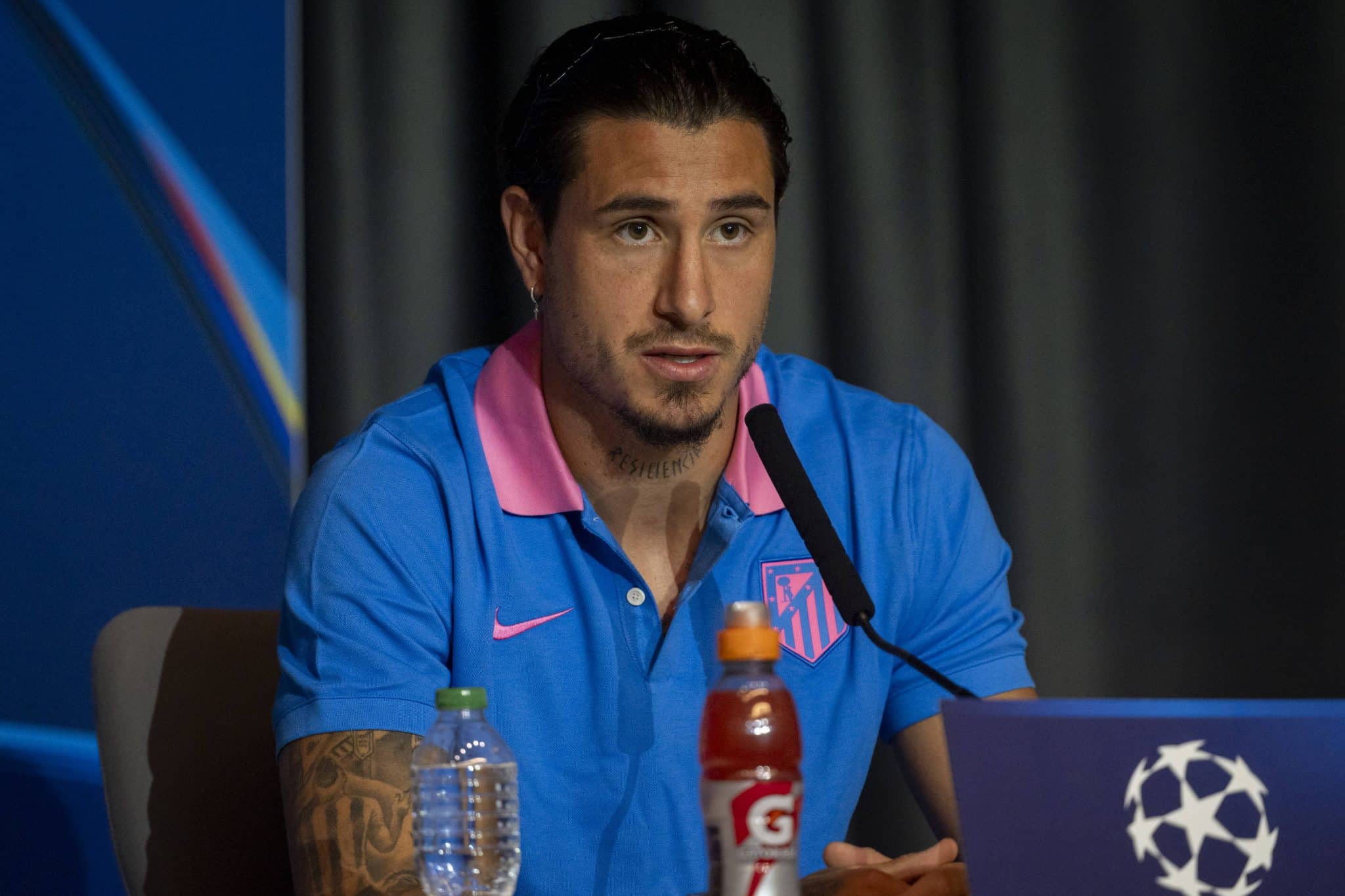 Zagueiro Gim&eacute;nez esteve ao lado de Simeone durante entrevista coletiva netsa ter&ccedil;a-feira