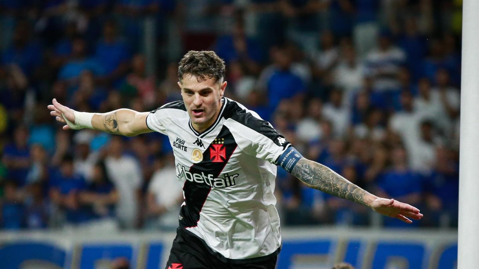 Vegetti comemora gol marcado em Cruzeiro x Vasco, no Mineir&atilde;o