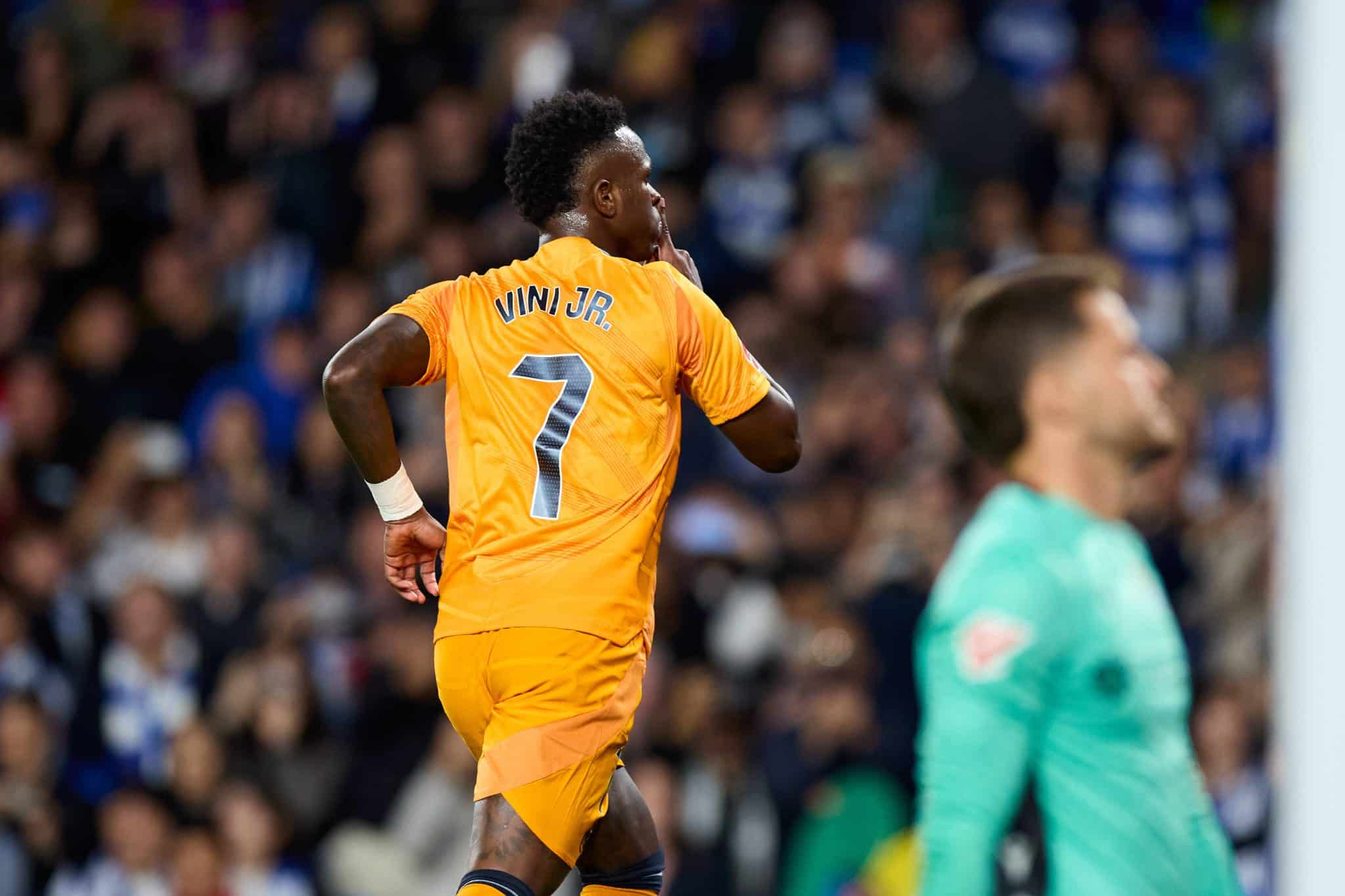 Vinicius Junior fez sinal de sil&ecirc;ncio para torcida da Real Sociedad em resposta &agrave;s provoca&ccedil;&otilde;es que sofreu