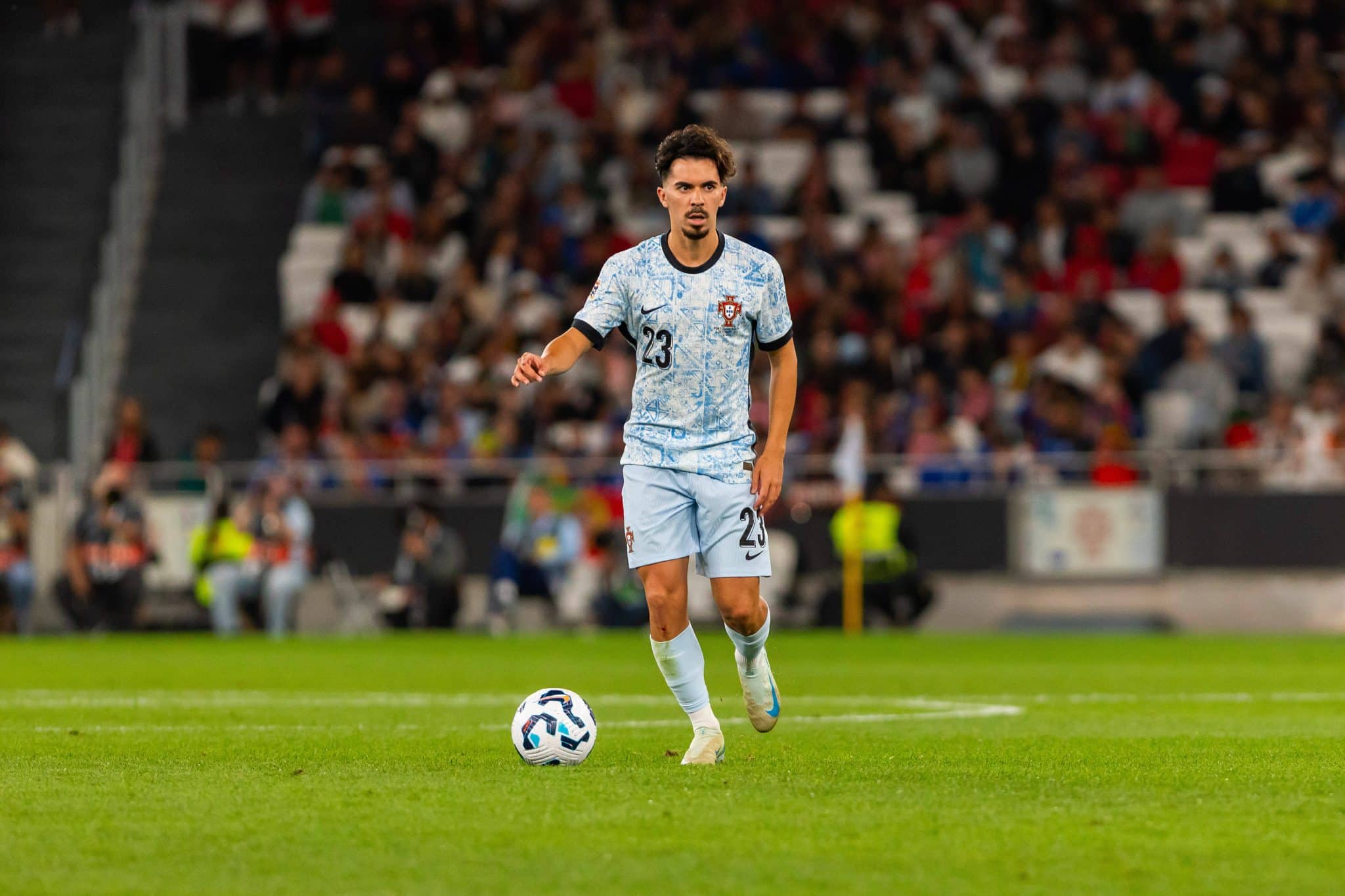 PSG acompanha de perto a situa&ccedil;&atilde;o de Vitinha, que sentiu dores na estreia de Portugal na Nations League