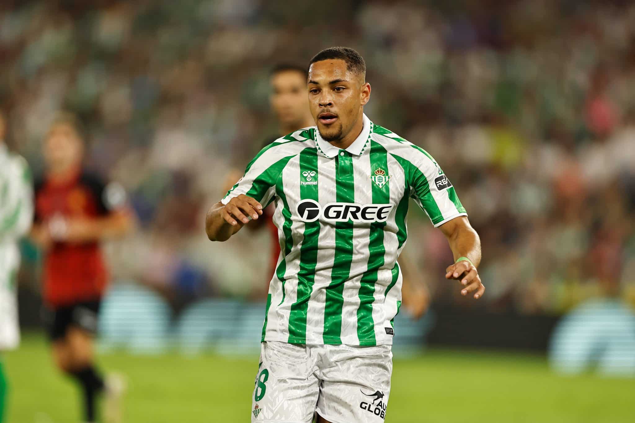 T&eacute;cnico do Betis fala sobre gols perdidos por Vitor Roque: &lsquo;Se fizesse todos n&atilde;o estaria aqui&rsquo;