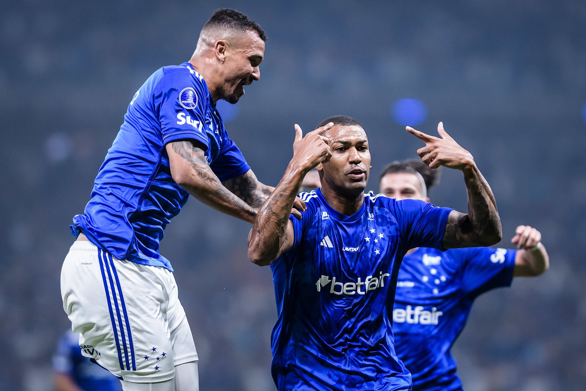 Walace celebra o gol decisivo que ajudou o Cruzeiro se classificar em confronto contra o Boca Juniors na Copa Sul-Americana