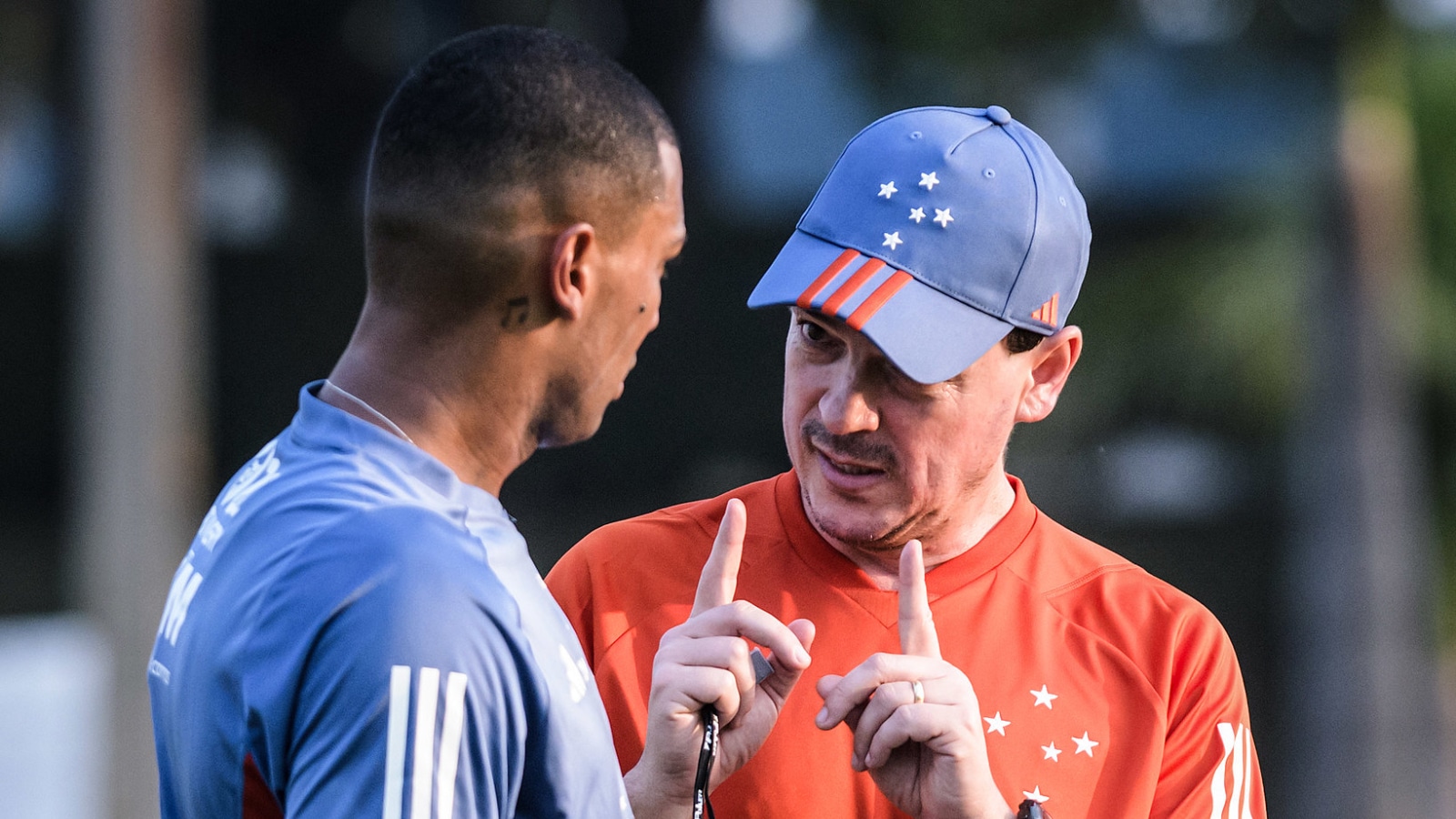 Walace foi mais um a receber instru&ccedil;&otilde;es espec&iacute;ficas de Fernando Diniz