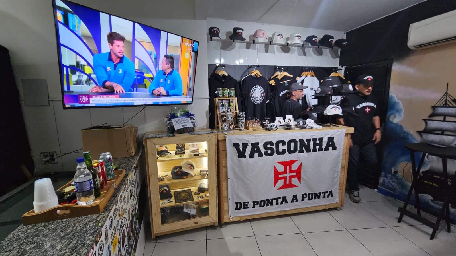 Al&eacute;m do bar, loja da Vasconha vende roupas, bon&eacute;s e produtos de tabacaria (Foto: Gabriel Rodrigues/Trivela)