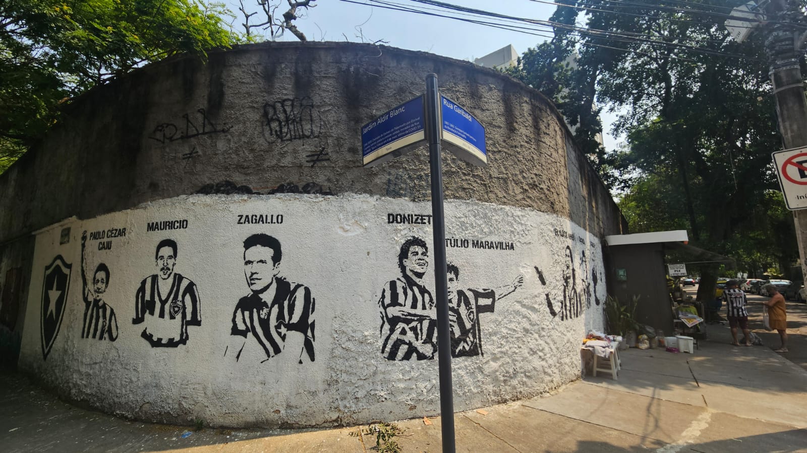 Muro dos &iacute;dolos do Botafogo &eacute; preservado longe de General Severiano
