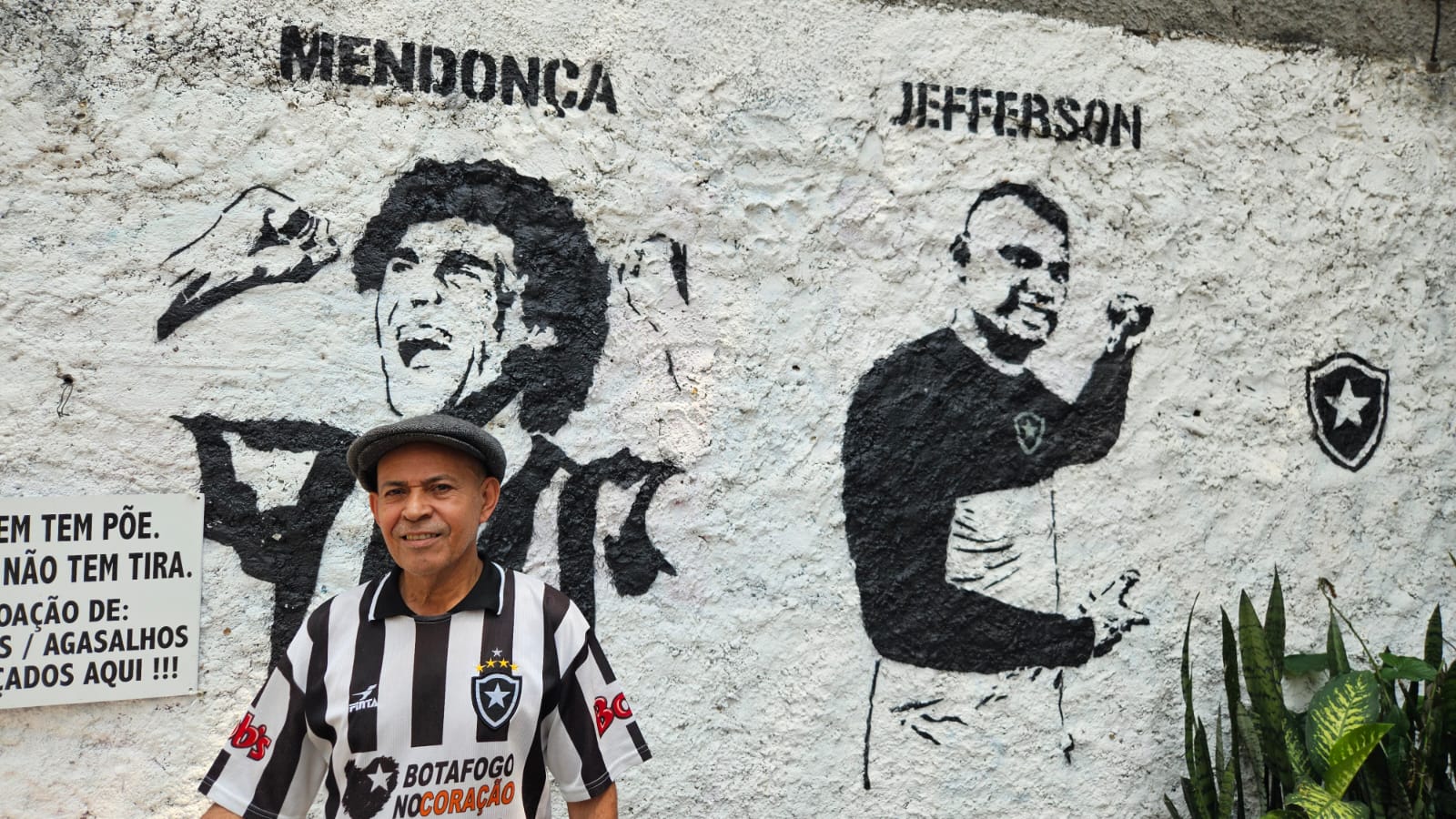 Idealizador do muro na Tijuca, Luiz sempre trabalha com camisa do Botafogo (Foto: Gabriel Rodrigues/Trivela)