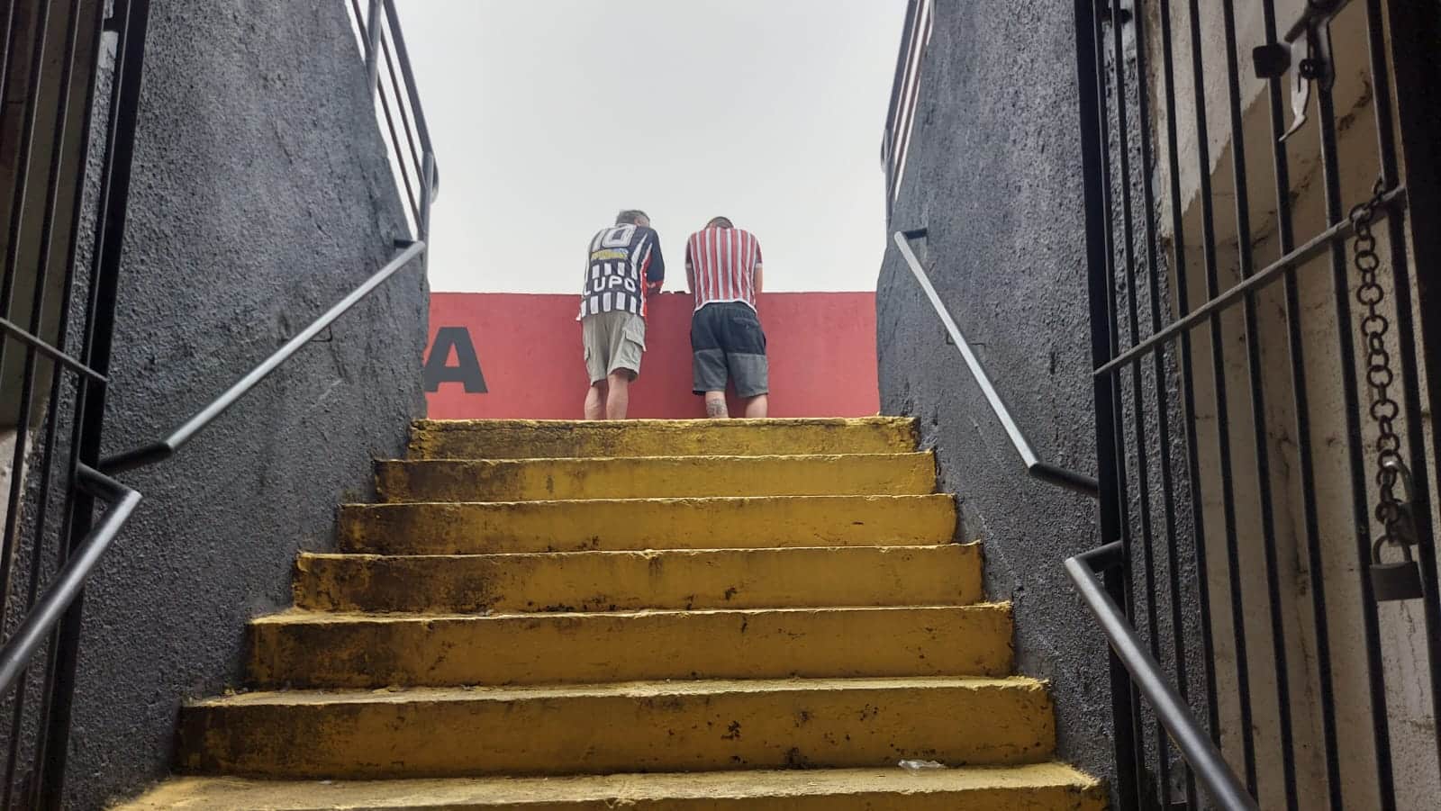 Torcedores do Paulista aguardam in&iacute;cio do jogo