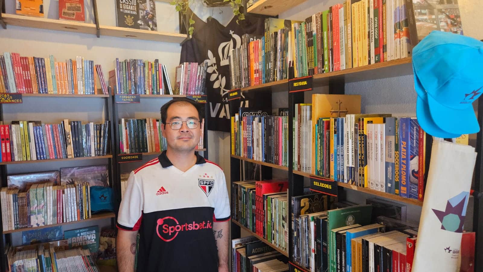 Carlos é um dos sócios da Livraria Barrilete