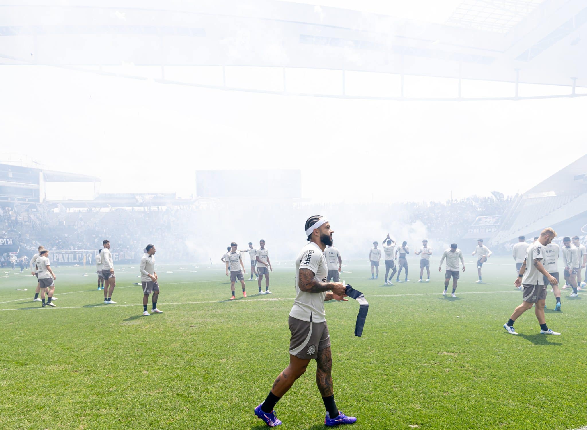 Treino aberto do Corinthians tem retorno, mar de fuma&ccedil;a e pedido especial a Fagner
