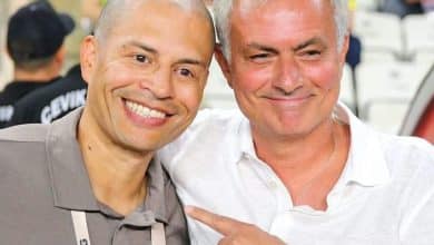 &lsquo;O lend&aacute;rio Alex&rsquo;: &iacute;dolo do Fenerbah&ccedil;e reencontra ex-clube e &eacute; admirado por advers&aacute;rios