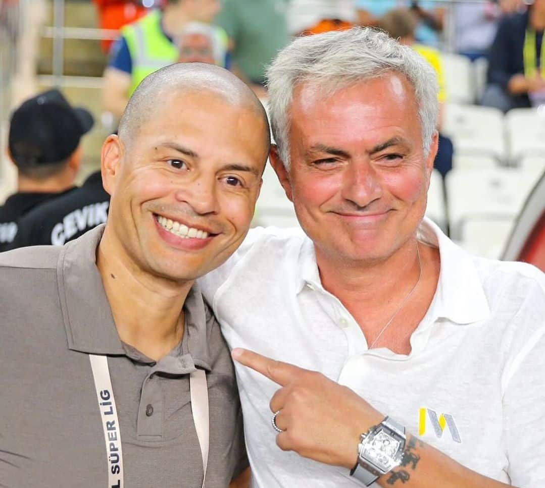 &lsquo;O lend&aacute;rio Alex&rsquo;: &iacute;dolo do Fenerbah&ccedil;e reencontra ex-clube e &eacute; admirado por advers&aacute;rios