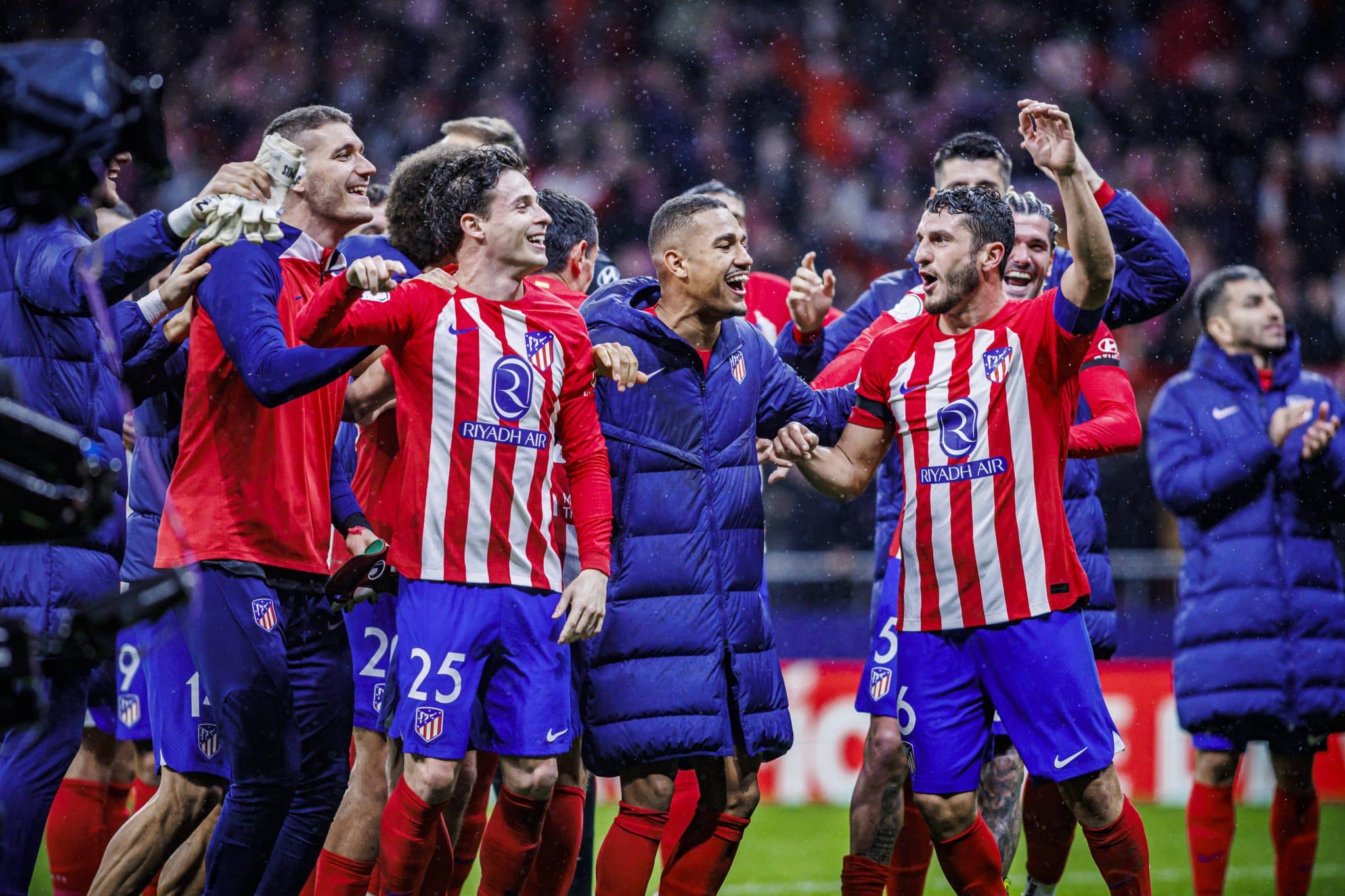 Elenco do Atl&eacute;tico de Madrid celebra classifica&ccedil;&atilde;o na Copa do Rei 2023/24 em cima do Real Madrid