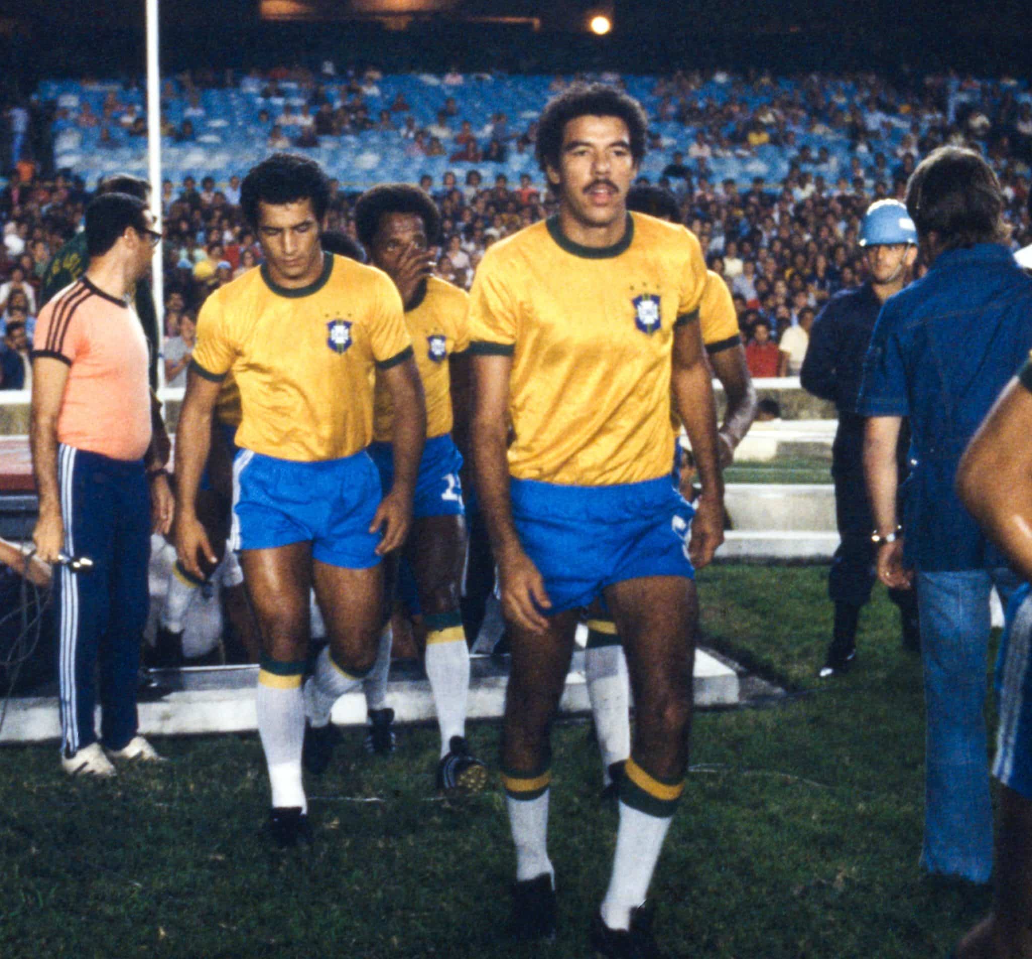 Gil, Caju e Toninho Cerezo antes de amistoso contra a Fran&ccedil;a, em 1977, no Maracan&atilde;