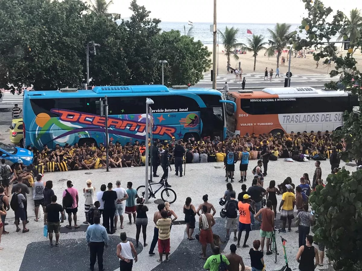 Torcedores do Pe&ntilde;arol no Rio de Janeiro