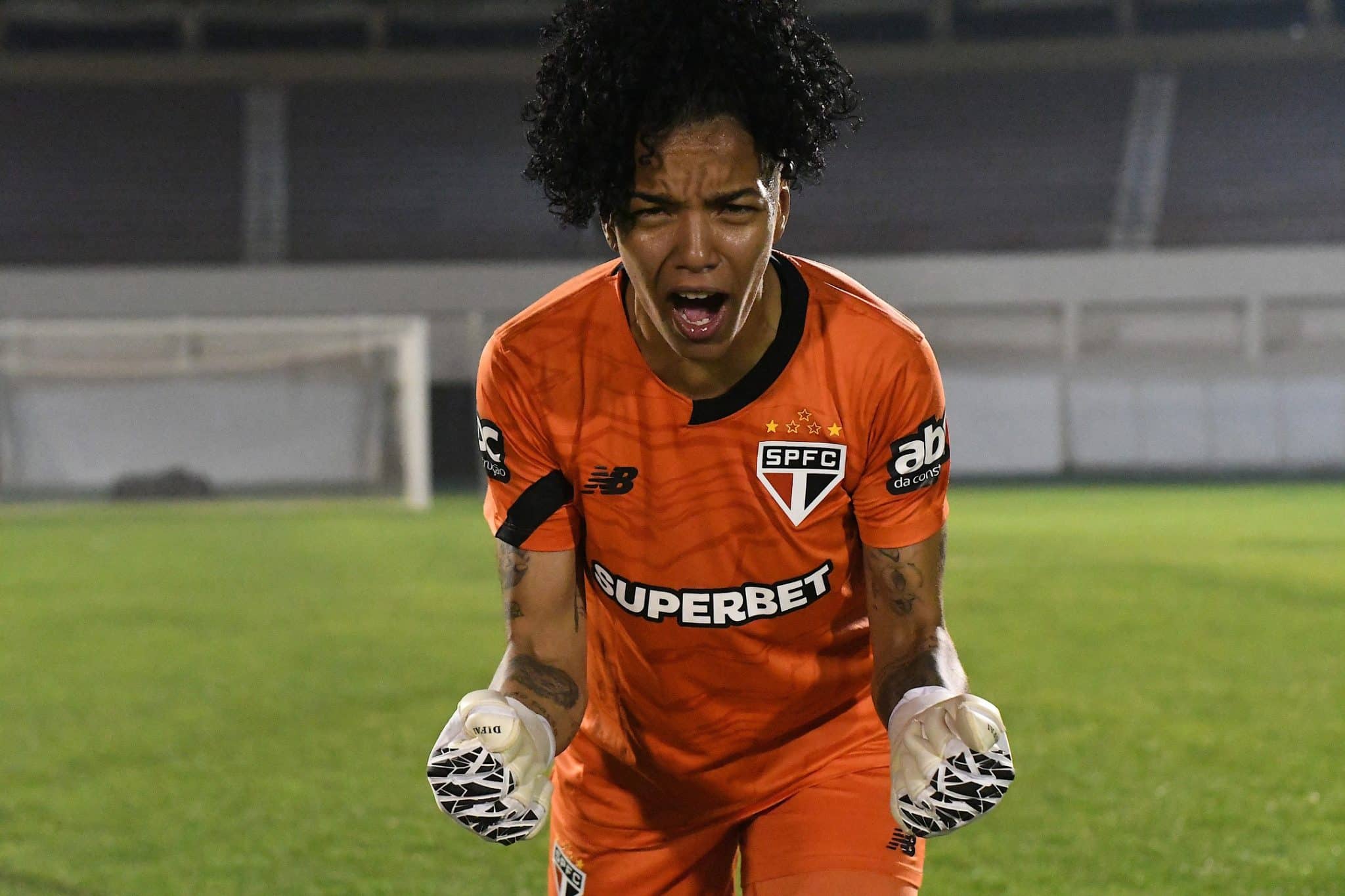 Carlinha, goleira do S&atilde;o Paulo, comemora vit&oacute;ria (Foto: Staff Images / CBF)