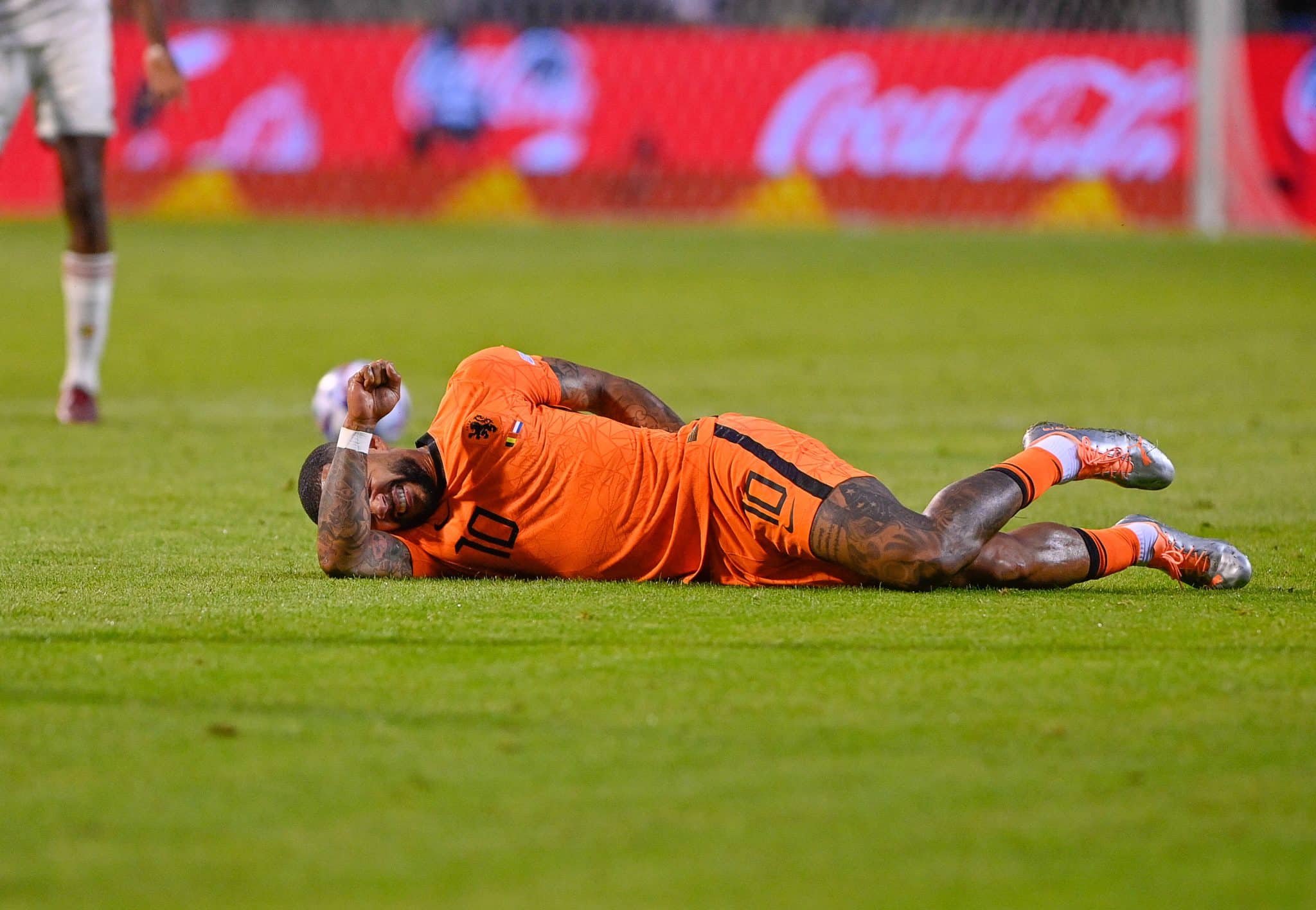 Memphis Depay sente les&atilde;o durante jogo da Holanda