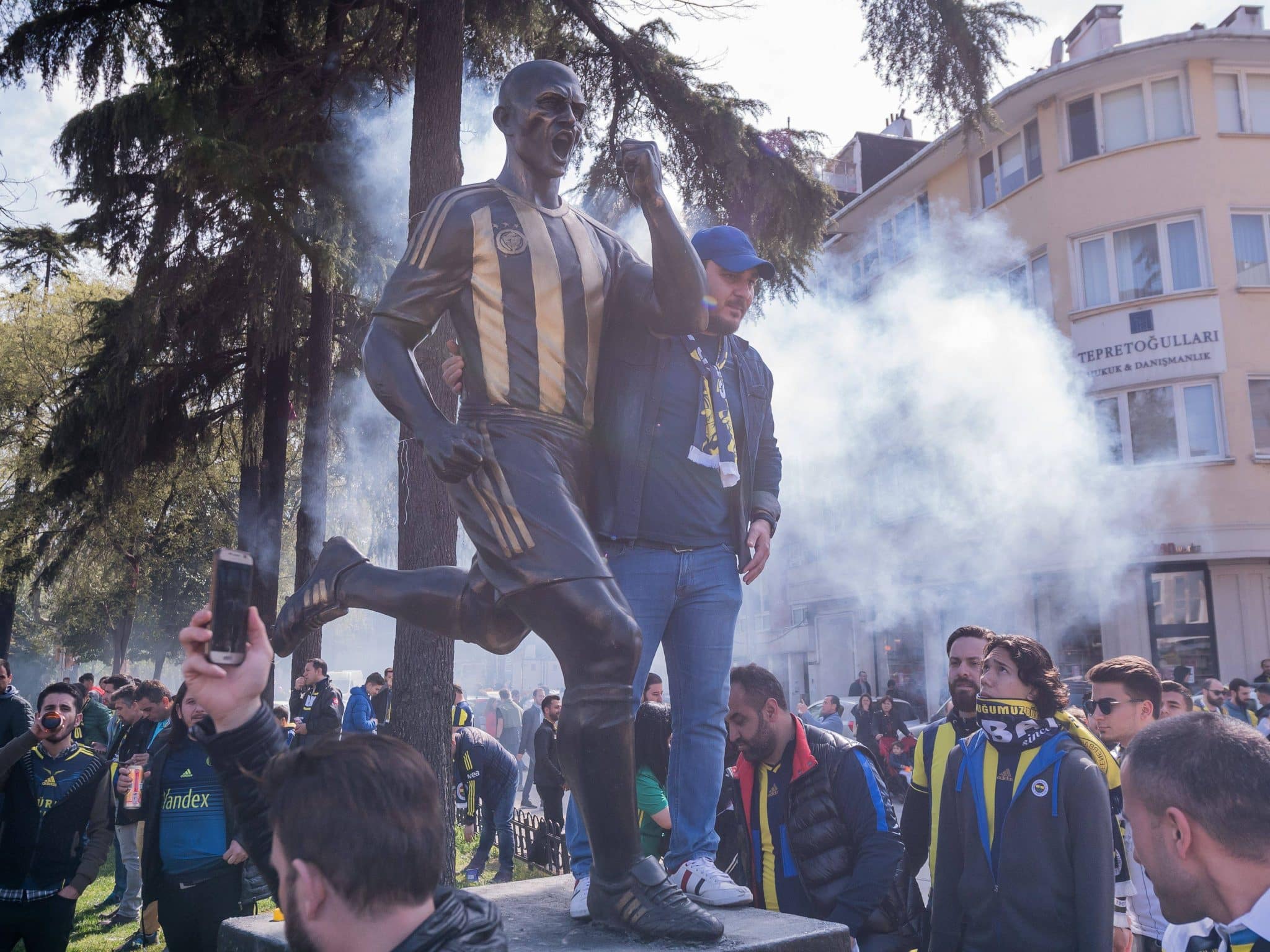 Est&aacute;tua feita pelo Fenerbah&ccedil;e em homenagem a Alex de Souza 