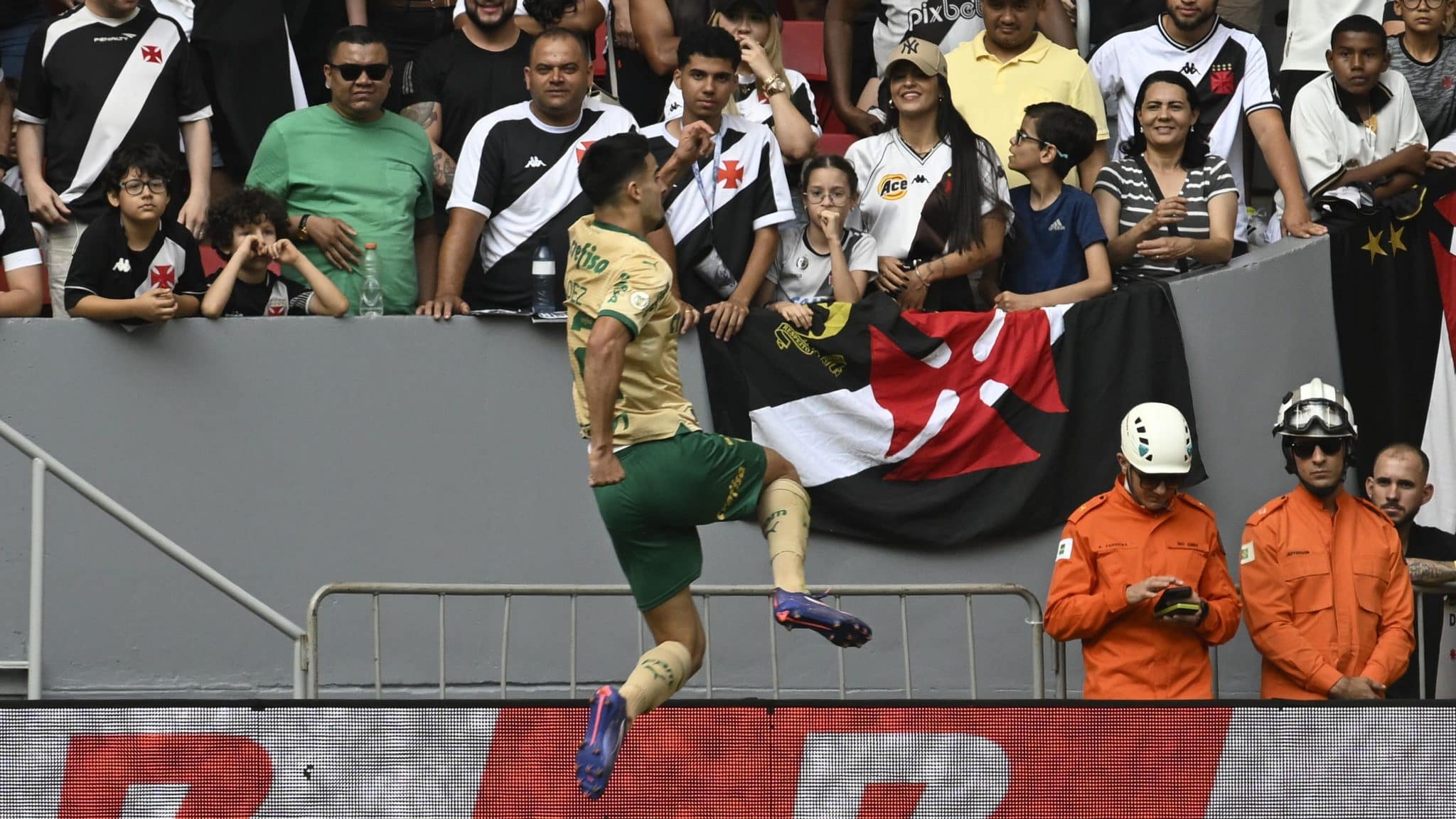 Palmeiras aproveita presentes do Vasco para seguir na cola do Botafogo